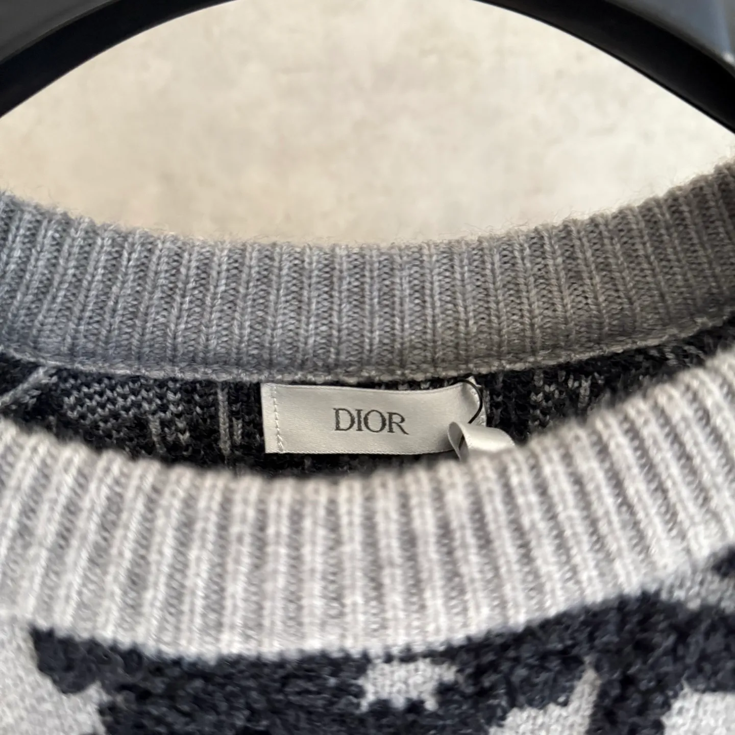 🅿️580 [Strict quality control] Dio* Dior wool blend round neck long-sleeved sweater. This sweater is new for autumn 2025 and displays the iconic Dior twill pattern. It is made of cotton-wool blend jacquard fabric and is printed with the Dior twill pattern in contrasting yarns. Wear it with a pair of tailored trousers in a coordinating tone for an elegant look, or pair it with a pair of jeans for a more casual look. Color: black/white/black gray/blue and white 4 colors Size: M-2XL Same style for men and women