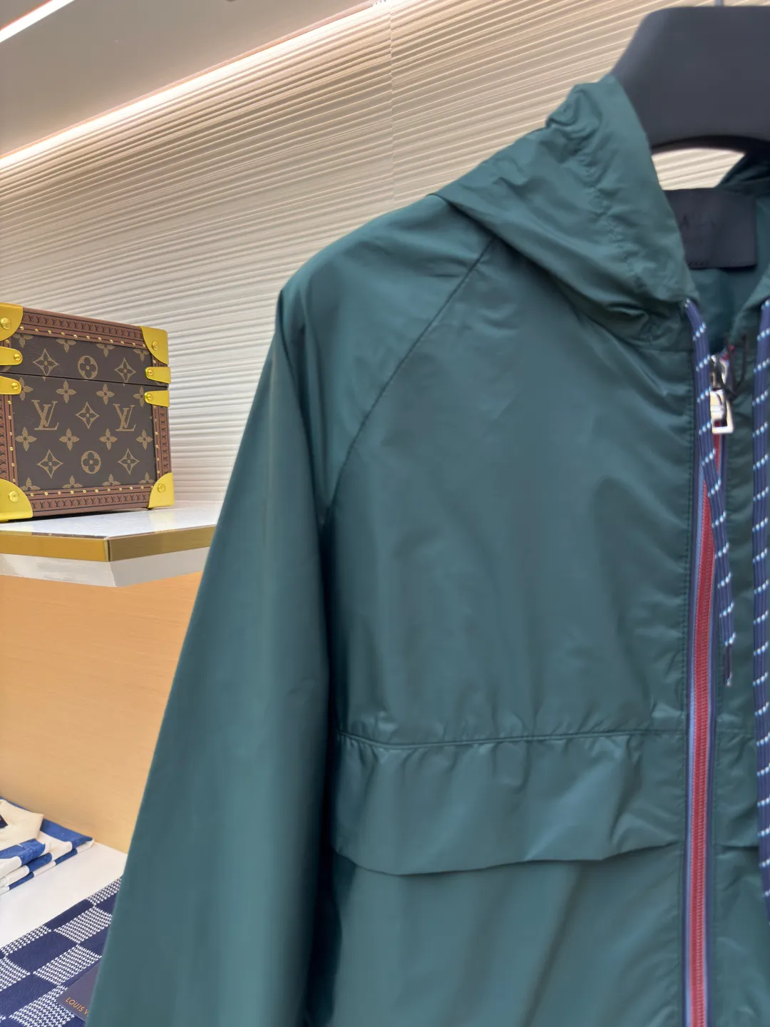 PRADA regenerated nylon jacket ●Authentic product: Purchased and developed by 16925 ●Item number: 1680069-B50 ●Fabric: nylon fabric ●Technology: Positioning cutting machine ●Version: Fitted version ●Weight: about 265 grams ●Size: 46-48-50-52 ●Description: The brand's iconic regenerated nylon fabric is selected, which has the same performance as traditional nylon, with high strength, tear resistance, wear resistance and other characteristics. It is lightweight and waterproof, suitable for various scenarios. Anti-wrinkle, quick-drying and easy to maintain on a daily basis. Using high-strength professional sewing thread, the stitch spacing is uniform and the standard setting is about 11 stitches every three centimeters. Each stitch is straight and smooth, with no skipped stitches or floating threads. The built-in stitching process ensures that the edges of the rotator cuff link are sharp, flat, and never everted. Patch pocket edges. The inner folding and wrapping process eliminates rough edges and enhances the appearance and firmness. The overall wiring is straight and delicate, the fabric is comfortable and soft, and the color is consistent without color difference. It can be matched with the same style to create a fashionable look and control various occasions. Customized accessories, complete with three standards, same style for men and women!