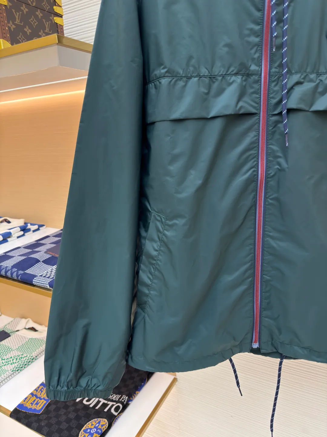 PRADA regenerated nylon jacket ●Authentic product: Purchased and developed by 16925 ●Item number: 1680069-B50 ●Fabric: nylon fabric ●Technology: Positioning cutting machine ●Version: Fitted version ●Weight: about 265 grams ●Size: 46-48-50-52 ●Description: The brand's iconic regenerated nylon fabric is selected, which has the same performance as traditional nylon, with high strength, tear resistance, wear resistance and other characteristics. It is lightweight and waterproof, suitable for various scenarios. Anti-wrinkle, quick-drying and easy to maintain on a daily basis. Using high-strength professional sewing thread, the stitch spacing is uniform and the standard setting is about 11 stitches every three centimeters. Each stitch is straight and smooth, with no skipped stitches or floating threads. The built-in stitching process ensures that the edges of the rotator cuff link are sharp, flat, and never everted. Patch pocket edges. The inner folding and wrapping process eliminates rough edges and enhances the appearance and firmness. The overall wiring is straight and delicate, the fabric is comfortable and soft, and the color is consistent without color difference. It can be matched with the same style to create a fashionable look and control various occasions. Customized accessories, complete with three standards, same style for men and women!
