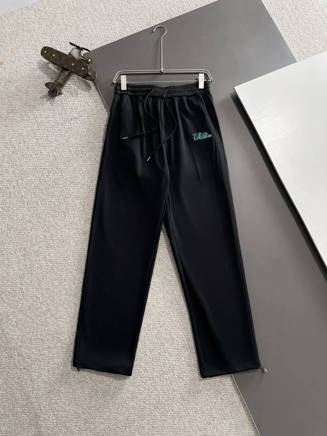 🅿️400 next day shipping Dior 2025 spring and summer new elastic band casual pants, thin counter custom fabrics, high breathability and comfort, impeccable details, brand element design concept, reflecting high quality. It feels delicate and soft! It presents a casual cut and the upper body shape is great! Size: M-4XL