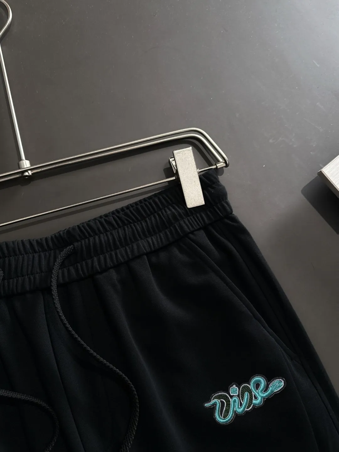 🅿️400 next day shipping Dior 2025 spring and summer new elastic band casual pants, thin counter custom fabrics, high breathability and comfort, impeccable details, brand element design concept, reflecting high quality. It feels delicate and soft! It presents a casual cut and the upper body shape is great! Size: M-4XL