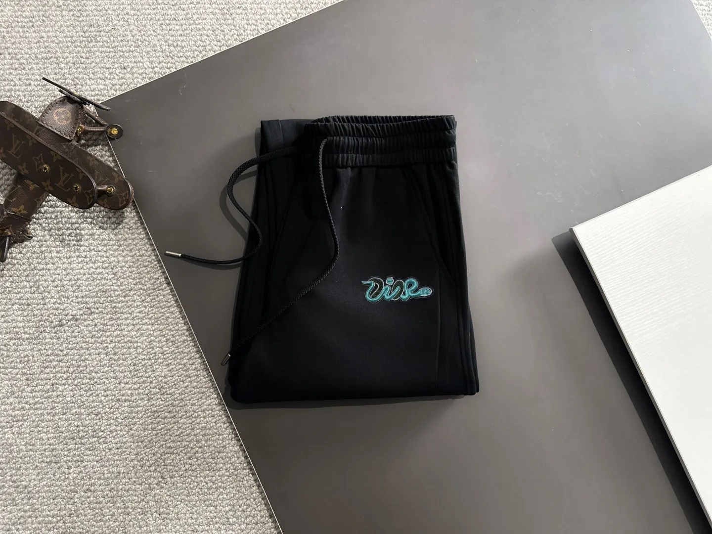 🅿️400 next day shipping Dior 2025 spring and summer new elastic band casual pants, thin counter custom fabrics, high breathability and comfort, impeccable details, brand element design concept, reflecting high quality. It feels delicate and soft! It presents a casual cut and the upper body shape is great! Size: M-4XL