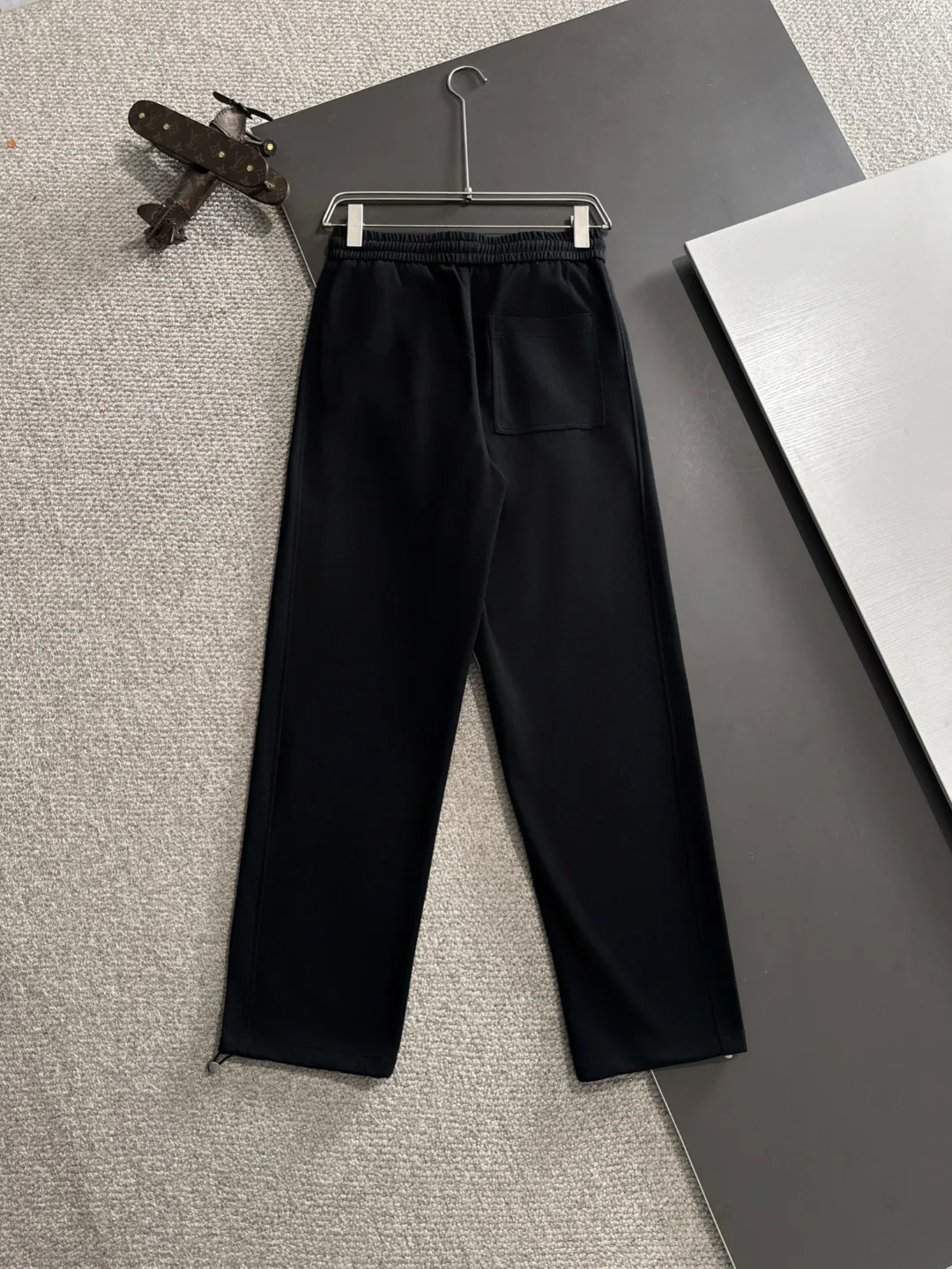 🅿️400 next day shipping Dior 2025 spring and summer new elastic band casual pants, thin counter custom fabrics, high breathability and comfort, impeccable details, brand element design concept, reflecting high quality. It feels delicate and soft! It presents a casual cut and the upper body shape is great! Size: M-4XL