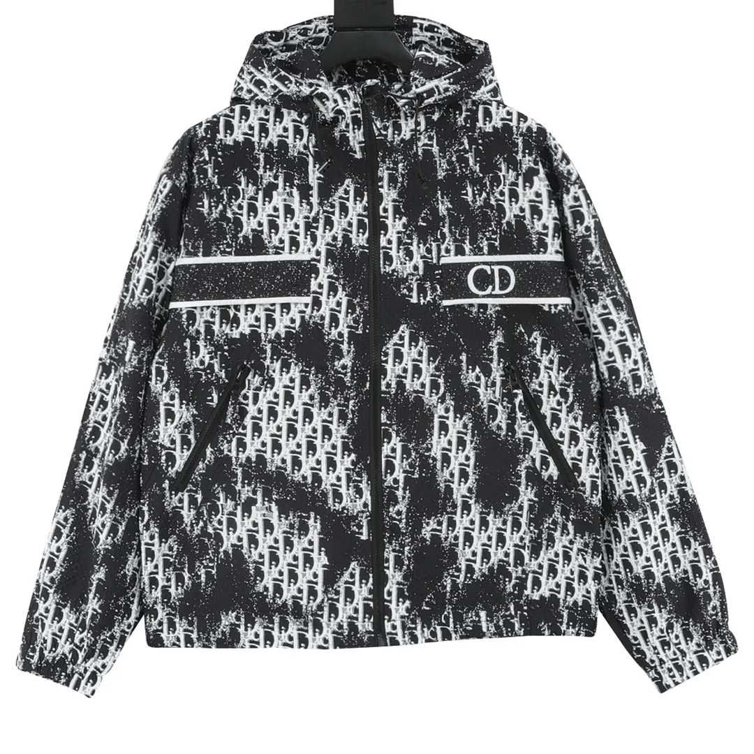 🅿️620 DIOR/Dior all-over printed gradient distressed jacquard zipper windbreaker jacket. Exclusive molding and custom-made original zipper. It will not rust easily after being stored for a long time after washing. The "Dior" letters on the small buttons on the pockets are clearly visible. The fabric letters are printed using a discharge printing process, which is to change the original color of the yarn to white and gray. It is not the so-called printed or jacquard fabric on the market. The texture of the fabric is thick and stiff, and it is not the soft and thin material on the market. Pay attention to the distinction. The characteristics of the fabric are not easy to wrinkle. The dyeing yarn 100% restores the original color. An exclusive blockbuster item! Size：XS-L