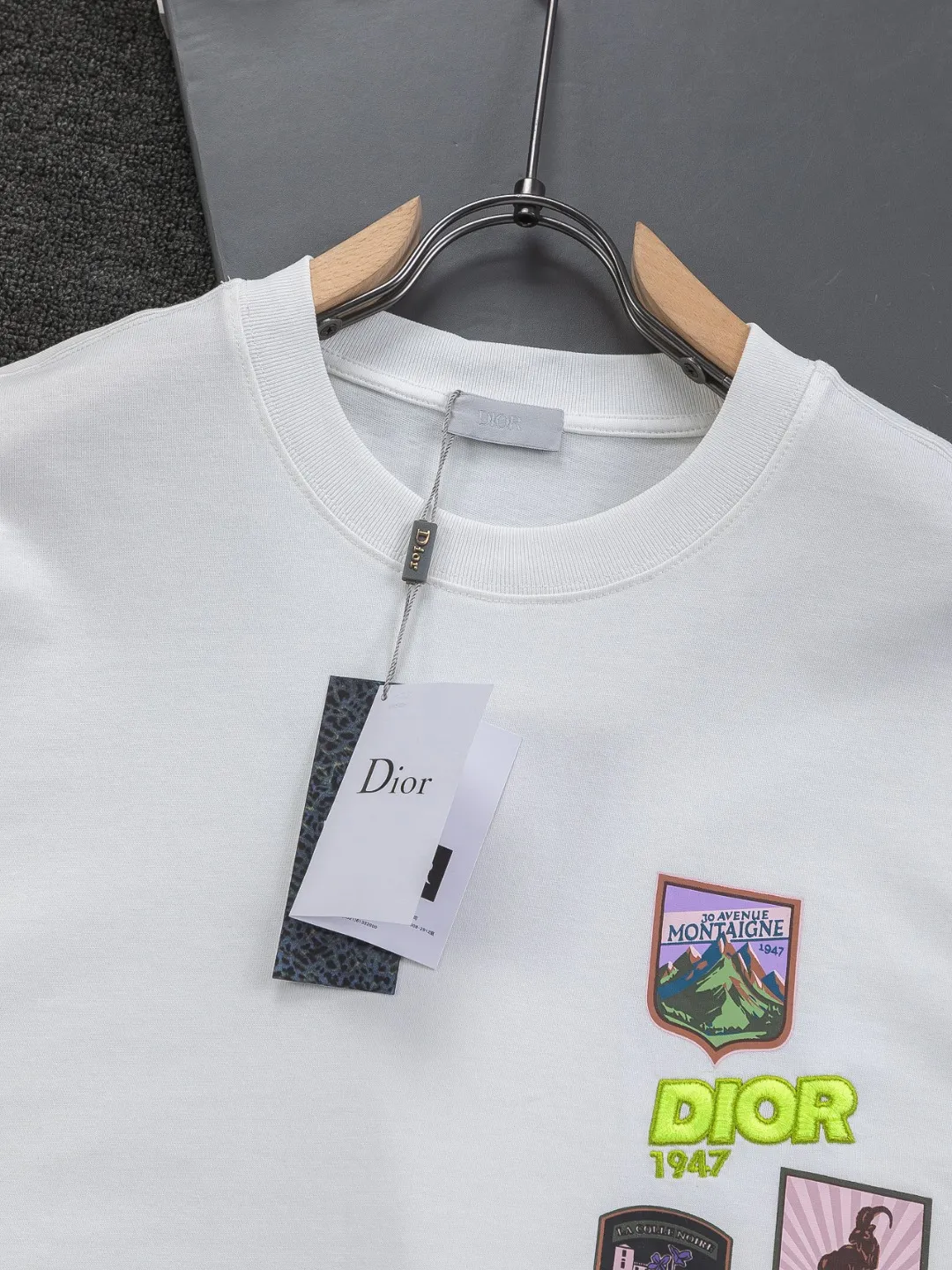 🅿️190 DIOR Dior Dior CD micro wide version S-XL 26ss will never fail classic style permanent boutique counter timeless classic style Dior Mountain logo multi-element micro-stamp letters 🪡 embroidered logo pattern heavy craftsmanship Unisex short-sleeved T-shirt, cotton blended terry jersey fabric, original development This comes from the 2025 beachwear limited series, full logo jacquard towel highlights the classic Obliave flower, with S-shaped round neck and topstitching, unique style, decorated with obliqve jacquard all over, ribbed round neck with V-shaped topstitching, customized accessories, and the whole body is customized and developed according to the Y board... Complete with three standards, it can control various styles, paying tribute to Dior's historic year! Coupled with the blessing of full-flower cotton material, both the upper body comfort and the existence are unparalleled. It can be said to be a must-have companion in summer. The excellent breathability and comfortable wearing feeling are unparalleled~ Recommended! ! Same style for men and women! Color: Black White Size: S-XL Size chart: S: Shoulder width 50-Bust 56-Length 70 M: Shoulder width 52-Bust 57-Length 72 L: Shoulder width 54-Bust 59-Length 74 XL: Shoulder width 56-Bust 62-Length 76