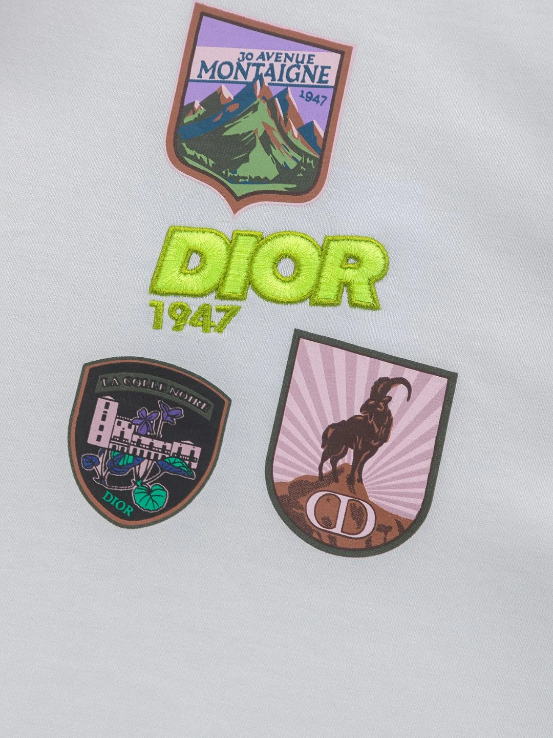 🅿️190 DIOR Dior Dior CD micro wide version S-XL 26ss will never fail classic style permanent boutique counter timeless classic style Dior Mountain logo multi-element micro-stamp letters 🪡 embroidered logo pattern heavy craftsmanship Unisex short-sleeved T-shirt, cotton blended terry jersey fabric, original development This comes from the 2025 beachwear limited series, full logo jacquard towel highlights the classic Obliave flower, with S-shaped round neck and topstitching, unique style, decorated with obliqve jacquard all over, ribbed round neck with V-shaped topstitching, customized accessories, and the whole body is customized and developed according to the Y board... Complete with three standards, it can control various styles, paying tribute to Dior's historic year! Coupled with the blessing of full-flower cotton material, both the upper body comfort and the existence are unparalleled. It can be said to be a must-have companion in summer. The excellent breathability and comfortable wearing feeling are unparalleled~ Recommended! ! Same style for men and women! Color: Black White Size: S-XL Size chart: S: Shoulder width 50-Bust 56-Length 70 M: Shoulder width 52-Bust 57-Length 72 L: Shoulder width 54-Bust 59-Length 74 XL: Shoulder width 56-Bust 62-Length 76