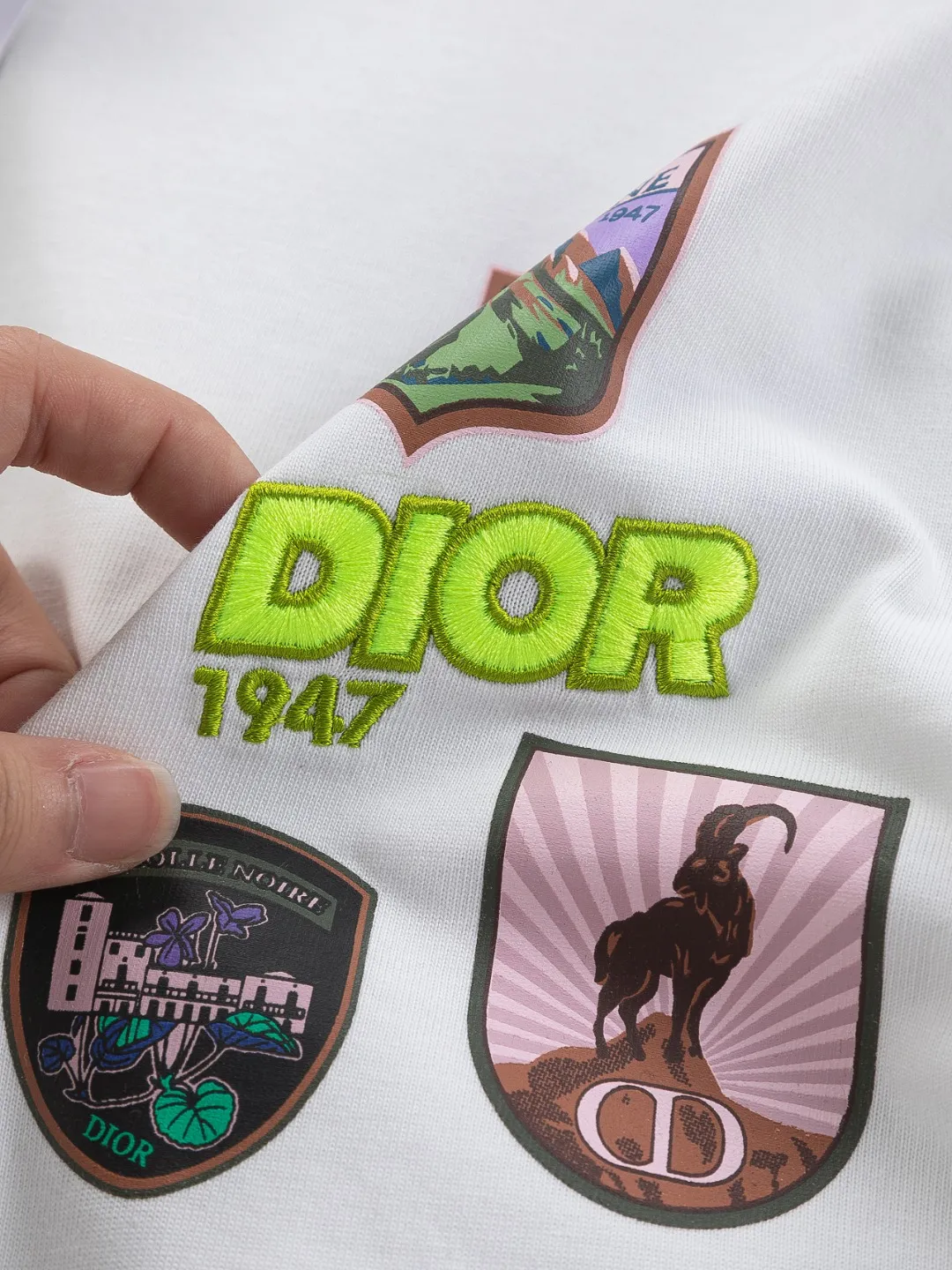 🅿️190 DIOR Dior Dior CD micro wide version S-XL 26ss will never fail classic style permanent boutique counter timeless classic style Dior Mountain logo multi-element micro-stamp letters 🪡 embroidered logo pattern heavy craftsmanship Unisex short-sleeved T-shirt, cotton blended terry jersey fabric, original development This comes from the 2025 beachwear limited series, full logo jacquard towel highlights the classic Obliave flower, with S-shaped round neck and topstitching, unique style, decorated with obliqve jacquard all over, ribbed round neck with V-shaped topstitching, customized accessories, and the whole body is customized and developed according to the Y board... Complete with three standards, it can control various styles, paying tribute to Dior's historic year! Coupled with the blessing of full-flower cotton material, both the upper body comfort and the existence are unparalleled. It can be said to be a must-have companion in summer. The excellent breathability and comfortable wearing feeling are unparalleled~ Recommended! ! Same style for men and women! Color: Black White Size: S-XL Size chart: S: Shoulder width 50-Bust 56-Length 70 M: Shoulder width 52-Bust 57-Length 72 L: Shoulder width 54-Bust 59-Length 74 XL: Shoulder width 56-Bust 62-Length 76