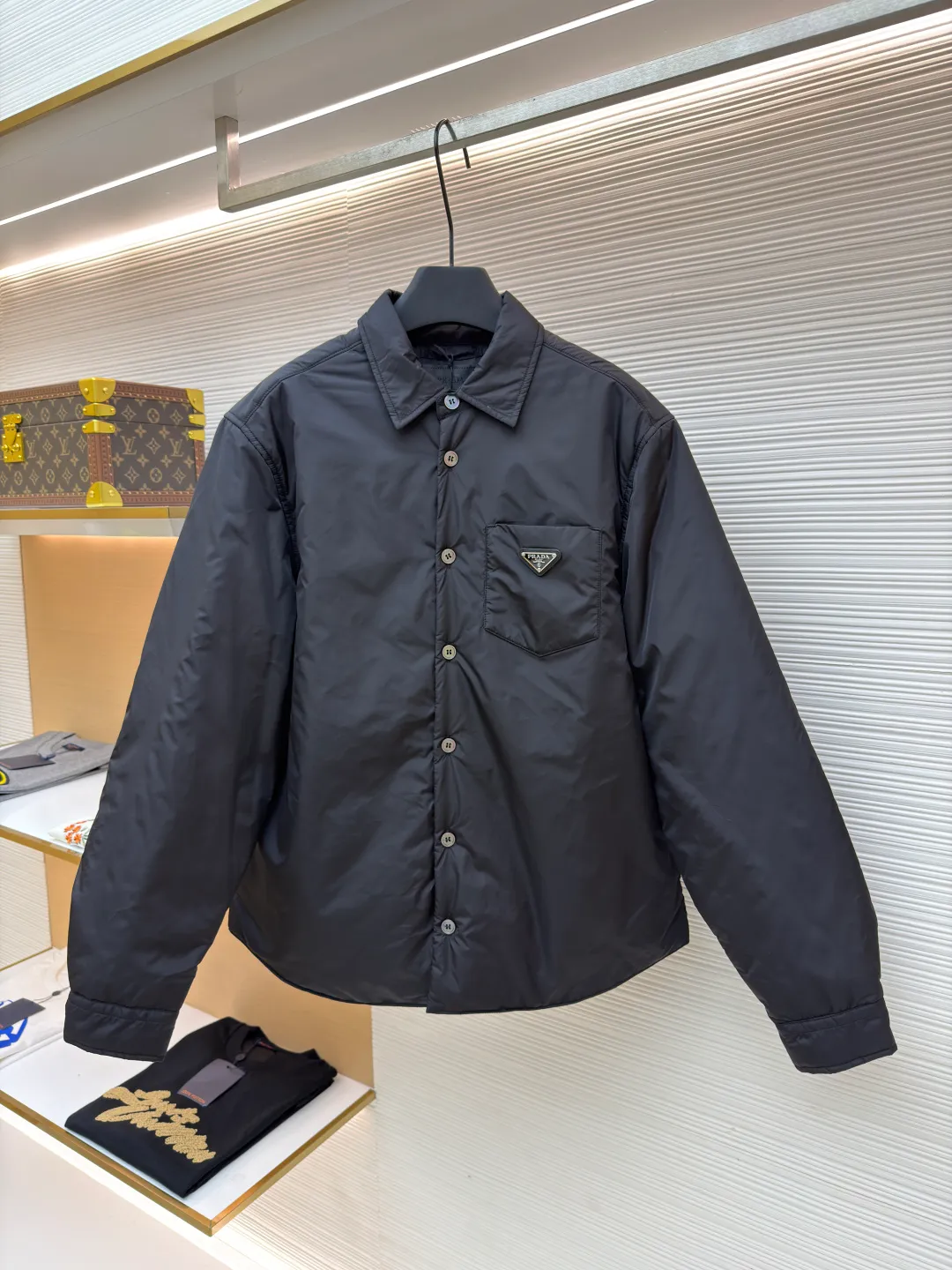 Prada shirt-style thin jacket ●Original version: Purchased and developed by 8469 ●Item number: 1681141-B50 ●Fabric: nylon fabric ●Technology: Positioning cutting machine ●Version: fitted version ●Weight: about 435 grams ●Size: S-M-L-XL ●Description: The brand's iconic recycled nylon fabric is selected, which has the same performance as traditional nylon and has high strength, tear resistance, wear resistance and other characteristics. It is lightweight and waterproof, suitable for various scenarios. Anti-wrinkle, quick-drying and easy to maintain on a daily basis. The collar, cuffs and hem are carefully cut and sewn to ensure that the entire cotton jacket looks refined and stylish. The iconic triangle logo design is cleverly integrated into the cotton clothing to enhance brand recognition. Prada shirts and cotton-padded clothes not only focus on beautiful design, but also emphasize practicality, ensuring that the wearer can feel warm and comfortable while enjoying fashion. The overall wiring is straight and delicate, the fabric is comfortable and soft, and the color is consistent without color difference. It can be matched with the same style to create a fashionable look and control various occasions. Customized accessories, complete with three standards, same style for men and women!