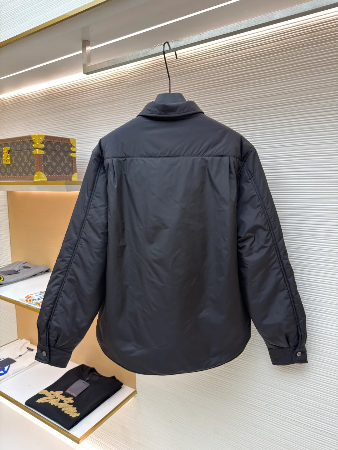 Prada shirt-style thin jacket ●Original version: Purchased and developed by 8469 ●Item number: 1681141-B50 ●Fabric: nylon fabric ●Technology: Positioning cutting machine ●Version: fitted version ●Weight: about 435 grams ●Size: S-M-L-XL ●Description: The brand's iconic recycled nylon fabric is selected, which has the same performance as traditional nylon and has high strength, tear resistance, wear resistance and other characteristics. It is lightweight and waterproof, suitable for various scenarios. Anti-wrinkle, quick-drying and easy to maintain on a daily basis. The collar, cuffs and hem are carefully cut and sewn to ensure that the entire cotton jacket looks refined and stylish. The iconic triangle logo design is cleverly integrated into the cotton clothing to enhance brand recognition. Prada shirts and cotton-padded clothes not only focus on beautiful design, but also emphasize practicality, ensuring that the wearer can feel warm and comfortable while enjoying fashion. The overall wiring is straight and delicate, the fabric is comfortable and soft, and the color is consistent without color difference. It can be matched with the same style to create a fashionable look and control various occasions. Customized accessories, complete with three standards, same style for men and women!