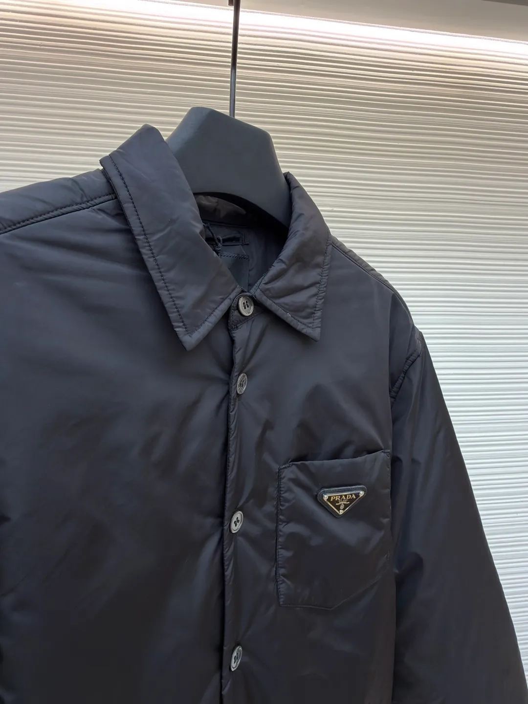Prada shirt-style thin jacket ●Original version: Purchased and developed by 8469 ●Item number: 1681141-B50 ●Fabric: nylon fabric ●Technology: Positioning cutting machine ●Version: fitted version ●Weight: about 435 grams ●Size: S-M-L-XL ●Description: The brand's iconic recycled nylon fabric is selected, which has the same performance as traditional nylon and has high strength, tear resistance, wear resistance and other characteristics. It is lightweight and waterproof, suitable for various scenarios. Anti-wrinkle, quick-drying and easy to maintain on a daily basis. The collar, cuffs and hem are carefully cut and sewn to ensure that the entire cotton jacket looks refined and stylish. The iconic triangle logo design is cleverly integrated into the cotton clothing to enhance brand recognition. Prada shirts and cotton-padded clothes not only focus on beautiful design, but also emphasize practicality, ensuring that the wearer can feel warm and comfortable while enjoying fashion. The overall wiring is straight and delicate, the fabric is comfortable and soft, and the color is consistent without color difference. It can be matched with the same style to create a fashionable look and control various occasions. Customized accessories, complete with three standards, same style for men and women!