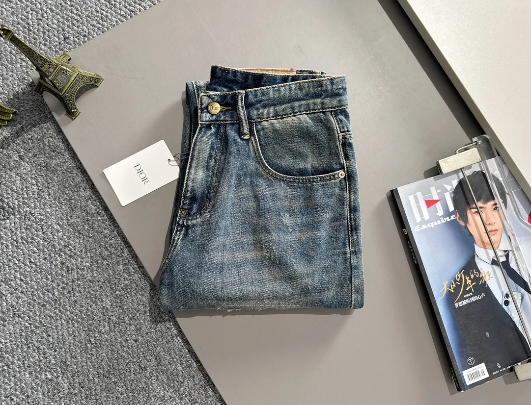 🅿️400 Dior 2025 Four Seasons Loose Jeans Straight Trousers, the trend in the trend! Many fashion bloggers control the upper body. The water is woven from imported Japanese Denim plain cotton denim fabric. It has three standards, is soft, delicate, comfortable and breathable. The color has a modern and fashionable vicissitudes. The upper body is versatile and fashionable! Light luxury, a must-have item for daily commuting! Code number: 28-40 (please state your height and weight when placing an order)
