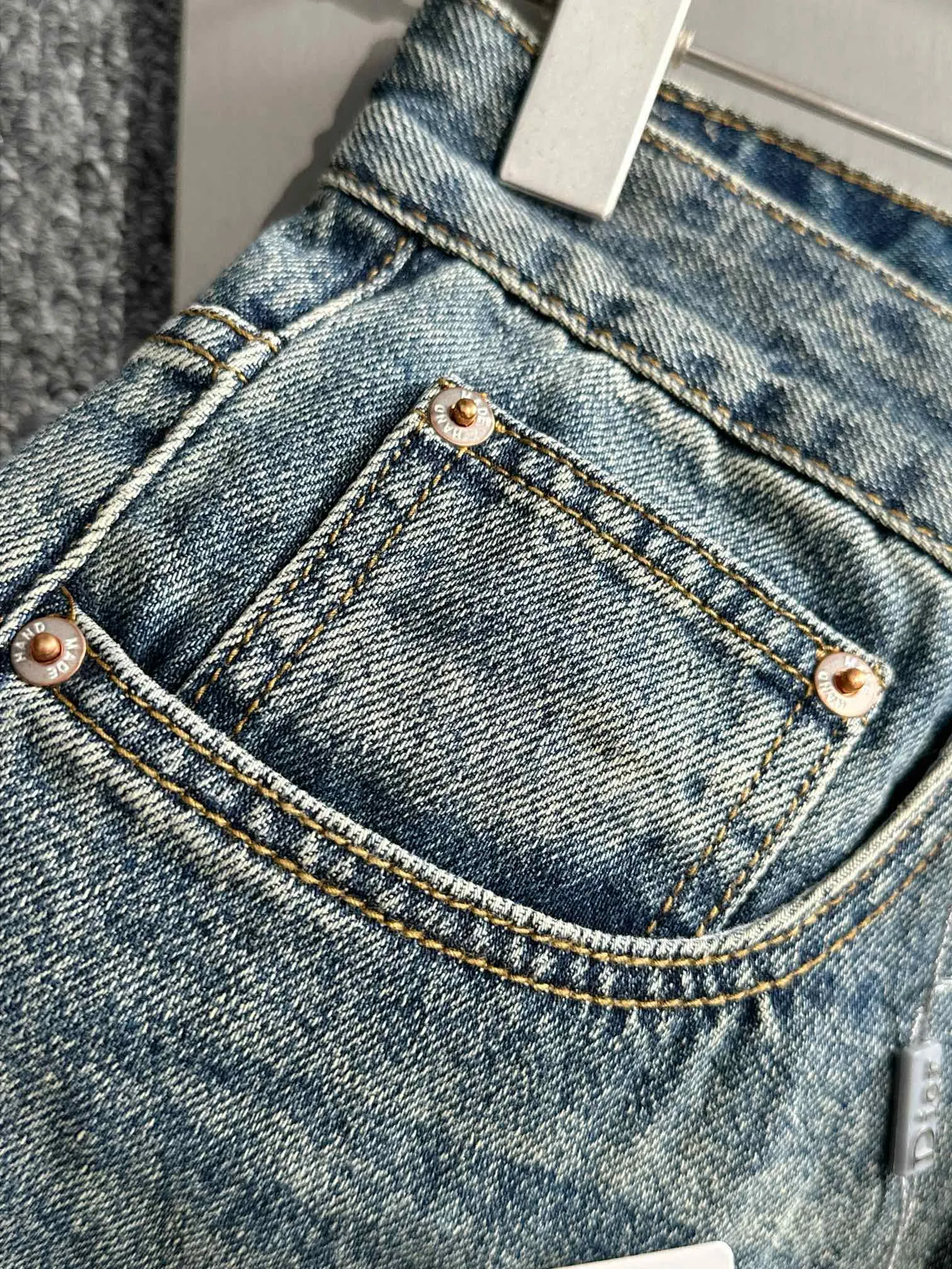 🅿️400 Dior 2025 Four Seasons Loose Jeans Straight Trousers, the trend in the trend! Many fashion bloggers control the upper body. The water is woven from imported Japanese Denim plain cotton denim fabric. It has three standards, is soft, delicate, comfortable and breathable. The color has a modern and fashionable vicissitudes. The upper body is versatile and fashionable! Light luxury, a must-have item for daily commuting! Code number: 28-40 (please state your height and weight when placing an order)