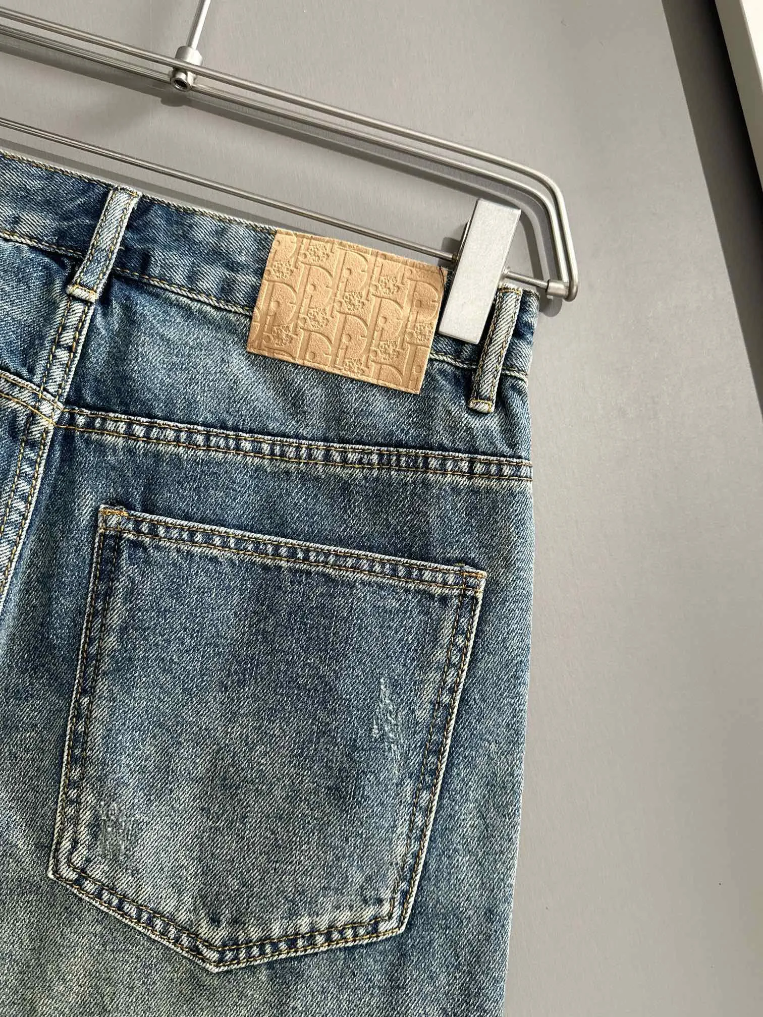 🅿️400 Dior 2025 Four Seasons Loose Jeans Straight Trousers, the trend in the trend! Many fashion bloggers control the upper body. The water is woven from imported Japanese Denim plain cotton denim fabric. It has three standards, is soft, delicate, comfortable and breathable. The color has a modern and fashionable vicissitudes. The upper body is versatile and fashionable! Light luxury, a must-have item for daily commuting! Code number: 28-40 (please state your height and weight when placing an order)