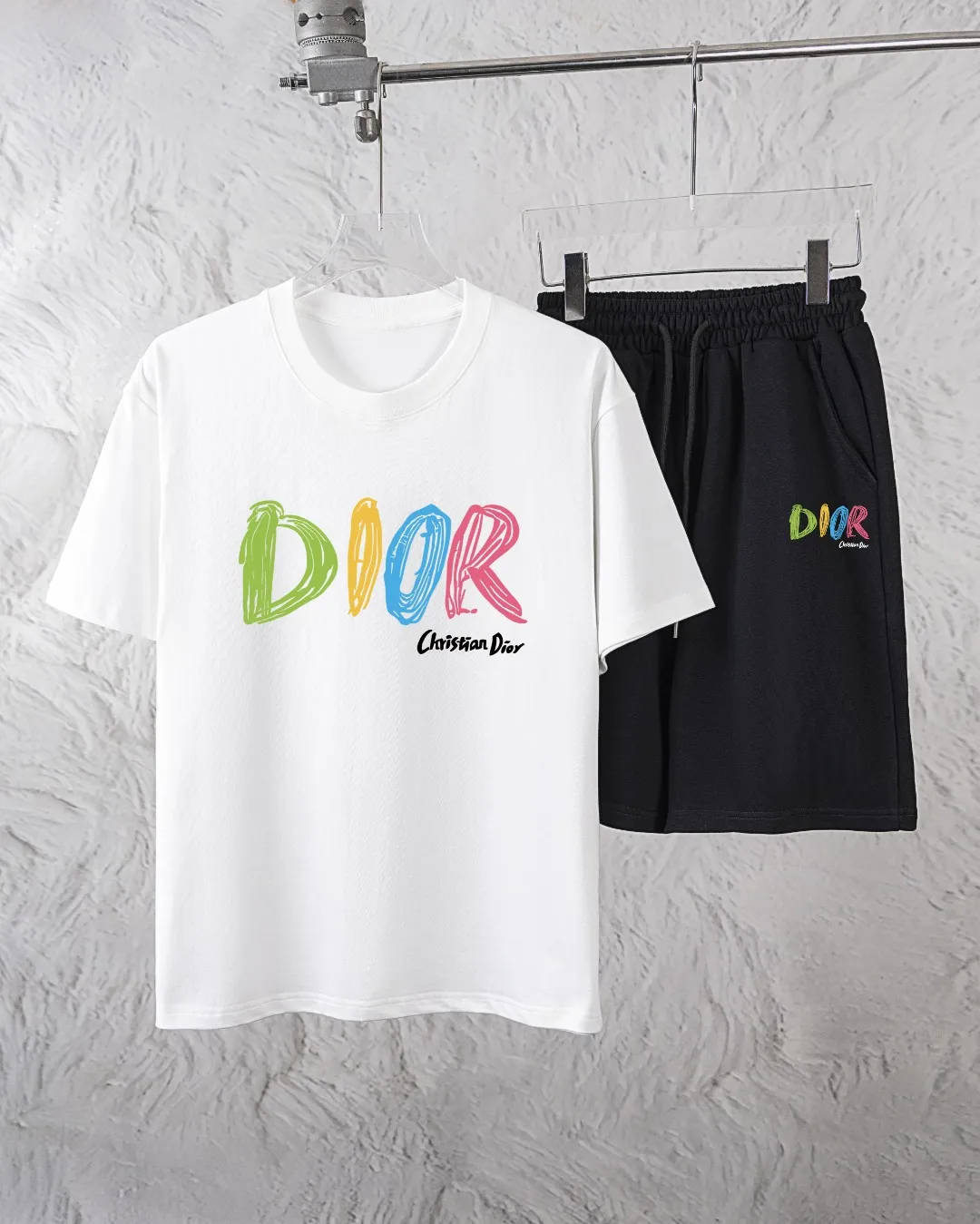 🅿️300 Dior Exclusively supplies the new trendy men’s fashionable round neck short-sleeved shorts suit, trendy and fashionable casual short-sleeved suit! It has high breathability and comfort, impeccable details, and brand element design concept, reflecting high quality. It presents a casual cut and the upper body shape is great! Material: 250g Xinjiang long-staple cotton short sleeves + 360g pure cotton terry shorts Size: S M L Due to manual measurement, there is a deviation of about 1-3CM in size.