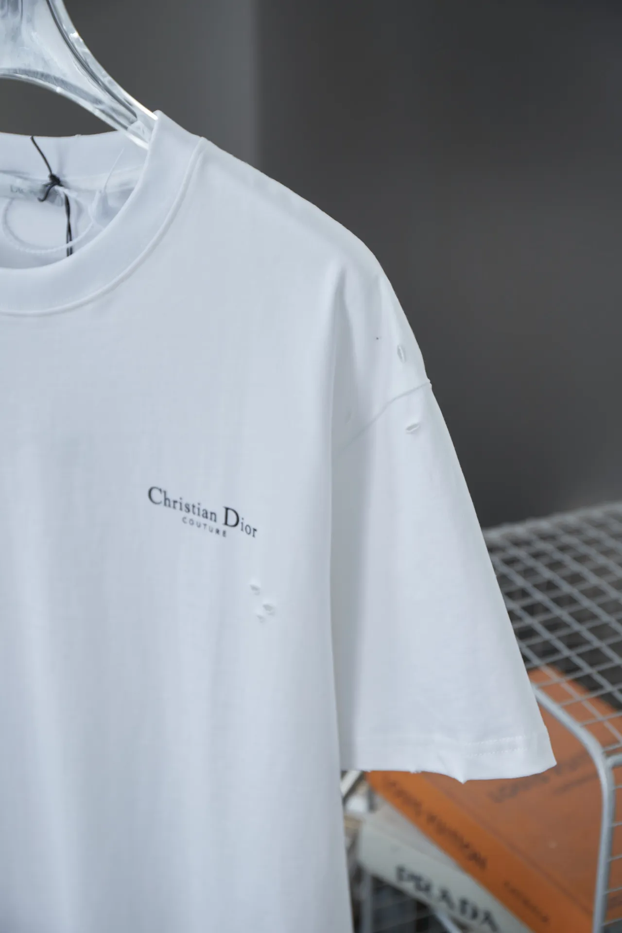 🅿️170 D＊or CD 25SS early spring new style joint series lily of the valley lettering logo frayed short sleeves light luxury essential item for daily commuting for men and women correct version welcome to compare detailed features · 320g 100% pure cotton double yarn jersey fabric · custom dyed in the same vat with special thickened 32 count double strand 1X1 thread · artificial hand printing screen printing lily of the valley lettering logo pattern · Cut all over, edged cuffs · Double-needle stitching across seams · Original main mark, washed tag, branded moisture-proof paper packaging Color: White/Iron Gray Size: S/M/L/XL