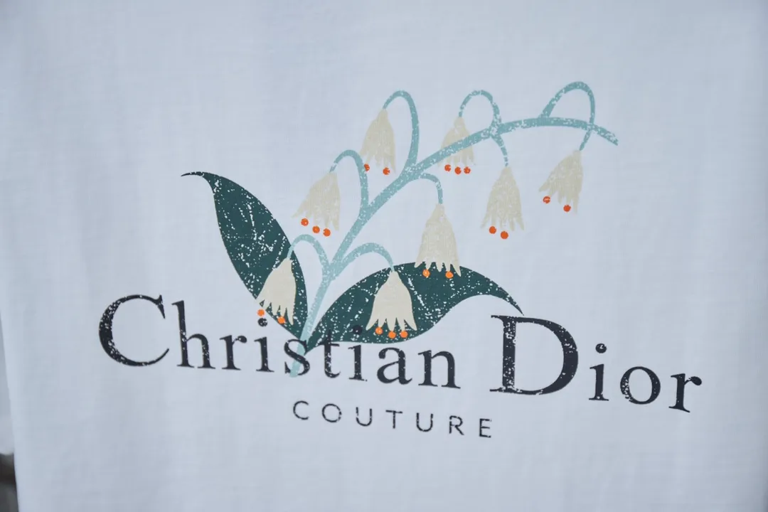 🅿️170 D＊or CD 25SS early spring new style joint series lily of the valley lettering logo frayed short sleeves light luxury essential item for daily commuting for men and women correct version welcome to compare detailed features · 320g 100% pure cotton double yarn jersey fabric · custom dyed in the same vat with special thickened 32 count double strand 1X1 thread · artificial hand printing screen printing lily of the valley lettering logo pattern · Cut all over, edged cuffs · Double-needle stitching across seams · Original main mark, washed tag, branded moisture-proof paper packaging Color: White/Iron Gray Size: S/M/L/XL