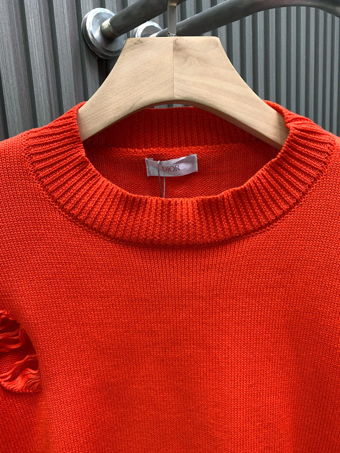 🅿️380 🀄️ DIOR Dior 26* New Year CD Sheep Wool Blend Jersey Sweater This sweater is a new product of the 2024 Spring and Summer Men's Wear Series. It comes from the AND OTANIWORKSHOP joint series. The sleeves display brand embroidery. The back is decorated with Ben Lee's theme pattern. It is carefully made of white and navy blue sheep wool blended jersey fabric. Round neck design presents a fashionable burnt flower effect style. It can be matched with all kinds of casual clothes to create a classic look. The patch pattern is a combination of stitch embroidery and needle embroidery. The theme pattern uses needle embroidery technology to use finer wool to form the pattern by inserting stitches. It has a unique texture and artistic effect. The cuff wool embroidery thread needle embroidery technology. The needles are interwoven with different lengths and short needles to achieve an uneven effect. The embroidery surface is specially treated, and wool is used to embroider the embroidery. Its fineness makes the silk thread smooth and smooth. Then the flat embroidery stitch method is used. The overall embroidery pattern is finished. The body is designed with irregular holes. It has a casual and uninhibited design and feels fluffy. It has high resilience and does not bind. When washing, the focus is on creating the velvety texture of cashmere itself. It is soft to the touch, not sticky and does not stick to the body.