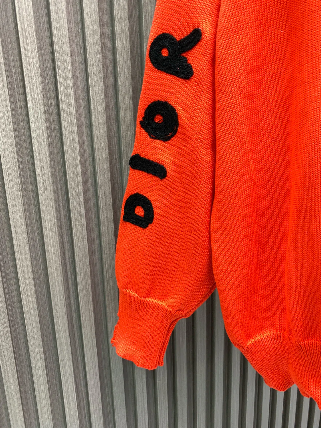 🅿️380 🀄️ DIOR Dior 26* New Year CD Sheep Wool Blend Jersey Sweater This sweater is a new product of the 2024 Spring and Summer Men's Wear Series. It comes from the AND OTANIWORKSHOP joint series. The sleeves display brand embroidery. The back is decorated with Ben Lee's theme pattern. It is carefully made of white and navy blue sheep wool blended jersey fabric. Round neck design presents a fashionable burnt flower effect style. It can be matched with all kinds of casual clothes to create a classic look. The patch pattern is a combination of stitch embroidery and needle embroidery. The theme pattern uses needle embroidery technology to use finer wool to form the pattern by inserting stitches. It has a unique texture and artistic effect. The cuff wool embroidery thread needle embroidery technology. The needles are interwoven with different lengths and short needles to achieve an uneven effect. The embroidery surface is specially treated, and wool is used to embroider the embroidery. Its fineness makes the silk thread smooth and smooth. Then the flat embroidery stitch method is used. The overall embroidery pattern is finished. The body is designed with irregular holes. It has a casual and uninhibited design and feels fluffy. It has high resilience and does not bind. When washing, the focus is on creating the velvety texture of cashmere itself. It is soft to the touch, not sticky and does not stick to the body.