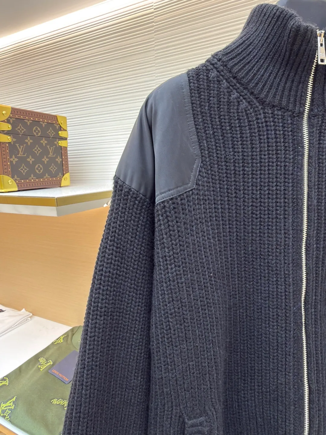 Prada triangle logo knitted sweater jacket ●Original version: Purchased and developed for 39400 ●Item number: 1680752-C00 ●Fabric: Australian cotton velvet Yawei fabric ●Technology: Positioning cutting machine ●Version: fitted version ●Weight: about 1420 grams ●Size: S-M-L-XL ●Description: Customized Australian cotton velvet Yawei, full of texture, thick and solid, every inch of fiber contains heavy warmth The iconic enamel-coated triangular metal logo embellishment highlights the elegance and nobility of the brand. The exquisite zipper design is cleverly integrated into the knitted jacket, making the jacket instantly rejuvenated. The heavy texture is everywhere showing its luxurious charm. Steady and restrained, sincere and atmospheric, defining extraordinary taste. Imported special machine infrared is used to locate the "Prada triangle logo" for more accurate positioning. Strong and seamless splicing. Craftsmanship. The sweater fabric pieces are connected together through specific sewing and knitting techniques. There are almost no traces of the splicing. The splicing effect is beautiful and neat. Artificial sewing plate splicing and opening. Each opening is hand-joined by craftsmen. The size and height of the opening are precisely controlled to ensure that the left and right pockets of the cardigan are of the same size. The overall wiring is straight and delicate, the fabric is comfortable and soft, and the color is consistent without color difference. It can be matched with the same style to create a fashionable look and control various occasions. Customized accessories, complete with three standards, same style for men and women!