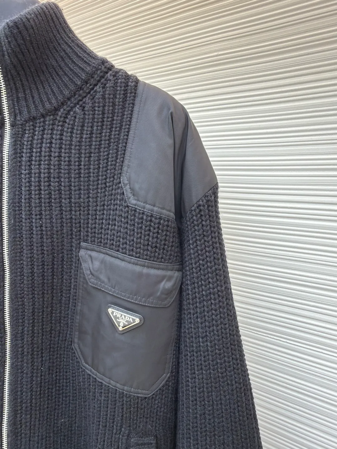 Prada triangle logo knitted sweater jacket ●Original version: Purchased and developed for 39400 ●Item number: 1680752-C00 ●Fabric: Australian cotton velvet Yawei fabric ●Technology: Positioning cutting machine ●Version: fitted version ●Weight: about 1420 grams ●Size: S-M-L-XL ●Description: Customized Australian cotton velvet Yawei, full of texture, thick and solid, every inch of fiber contains heavy warmth The iconic enamel-coated triangular metal logo embellishment highlights the elegance and nobility of the brand. The exquisite zipper design is cleverly integrated into the knitted jacket, making the jacket instantly rejuvenated. The heavy texture is everywhere showing its luxurious charm. Steady and restrained, sincere and atmospheric, defining extraordinary taste. Imported special machine infrared is used to locate the "Prada triangle logo" for more accurate positioning. Strong and seamless splicing. Craftsmanship. The sweater fabric pieces are connected together through specific sewing and knitting techniques. There are almost no traces of the splicing. The splicing effect is beautiful and neat. Artificial sewing plate splicing and opening. Each opening is hand-joined by craftsmen. The size and height of the opening are precisely controlled to ensure that the left and right pockets of the cardigan are of the same size. The overall wiring is straight and delicate, the fabric is comfortable and soft, and the color is consistent without color difference. It can be matched with the same style to create a fashionable look and control various occasions. Customized accessories, complete with three standards, same style for men and women!