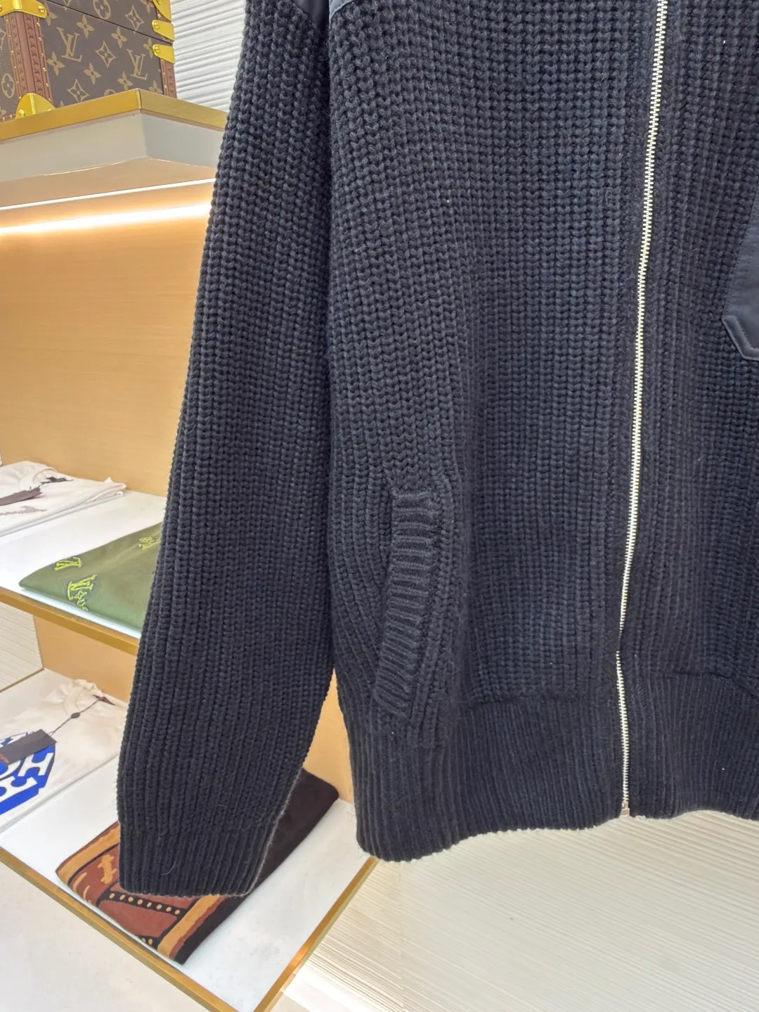Prada triangle logo knitted sweater jacket ●Original version: Purchased and developed for 39400 ●Item number: 1680752-C00 ●Fabric: Australian cotton velvet Yawei fabric ●Technology: Positioning cutting machine ●Version: fitted version ●Weight: about 1420 grams ●Size: S-M-L-XL ●Description: Customized Australian cotton velvet Yawei, full of texture, thick and solid, every inch of fiber contains heavy warmth The iconic enamel-coated triangular metal logo embellishment highlights the elegance and nobility of the brand. The exquisite zipper design is cleverly integrated into the knitted jacket, making the jacket instantly rejuvenated. The heavy texture is everywhere showing its luxurious charm. Steady and restrained, sincere and atmospheric, defining extraordinary taste. Imported special machine infrared is used to locate the "Prada triangle logo" for more accurate positioning. Strong and seamless splicing. Craftsmanship. The sweater fabric pieces are connected together through specific sewing and knitting techniques. There are almost no traces of the splicing. The splicing effect is beautiful and neat. Artificial sewing plate splicing and opening. Each opening is hand-joined by craftsmen. The size and height of the opening are precisely controlled to ensure that the left and right pockets of the cardigan are of the same size. The overall wiring is straight and delicate, the fabric is comfortable and soft, and the color is consistent without color difference. It can be matched with the same style to create a fashionable look and control various occasions. Customized accessories, complete with three standards, same style for men and women!