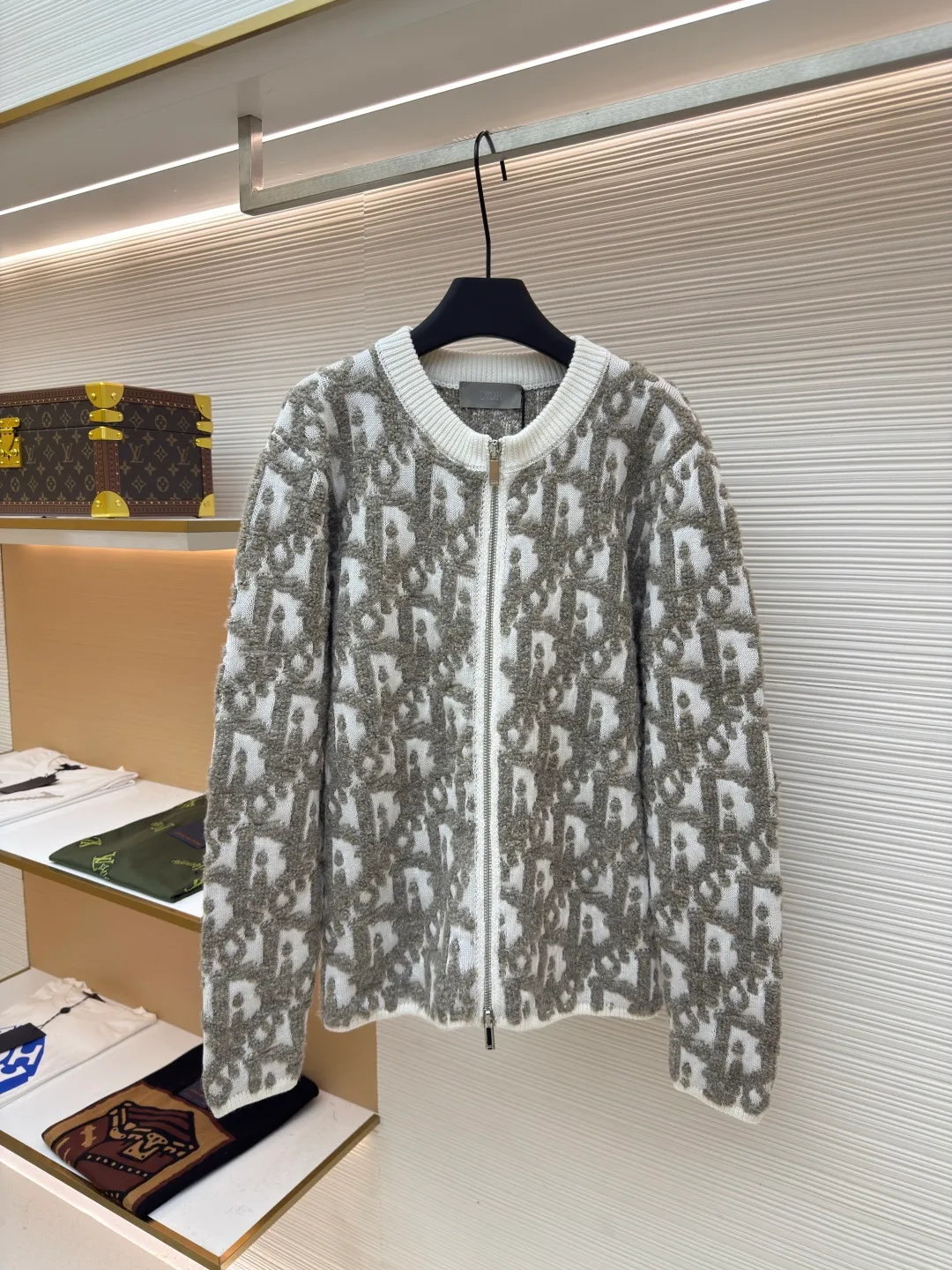Dior Oblique jacquard sweater jacket ●Original version: Purchased and developed for 20,000 ●Item number: 1680779-B65 ●Fabric: wool blended fabric ●Technology: jacquard production ●Version: Fitted version ●Weight: about 840 grams ●Size: S-M-L-XL ●Description: Custom-woven cotton mutton blend, excellent texture, comfortable and close to the skin, with the intertwined color charm of rice and coffee as the core, like a delicate impressionist painting Encounter the Dior Oblique pattern covering the body of the garment. It is delicately intertwined and dazzling. It comes from the profound cultural heritage of the Dior brand. The two-way zipper opening and closing demonstrates the smart style, weaving the poetry and warmth of autumn and winter, accompanying you to encounter every elegance. It is made of jacquard tissue imported from Germany. The arrangement and interweaving of yarns are precisely controlled. The Dior Oblique jacquard art pattern inlay is carefully interwoven on the loom to make the fabric more vivid and three-dimensional. Using towel embroidery technology, a traditional hand-made embroidery technology, embroidery is carried out by stitching by changing the hooking action of a special machine head, and the coils are interlocked one by one, thus bringing about a towel-like texture and effect, a curved thread structure. By changing the stitching method and the arrangement of yarns during the knitting process, the yarns show a curved distribution in the fabric, and the garment washing water is softened and deodorized. The clothes are deeply cleaned and deodorized through professional washing equipment and specific detergents. Improves the feel and appearance of clothing. The overall wiring is straight and delicate, the fabric is comfortable and soft, and the color is consistent without color difference. It can be matched with the same style to create a fashionable look and control various occasions. Customized accessories, complete with three standards, same style for men and women!