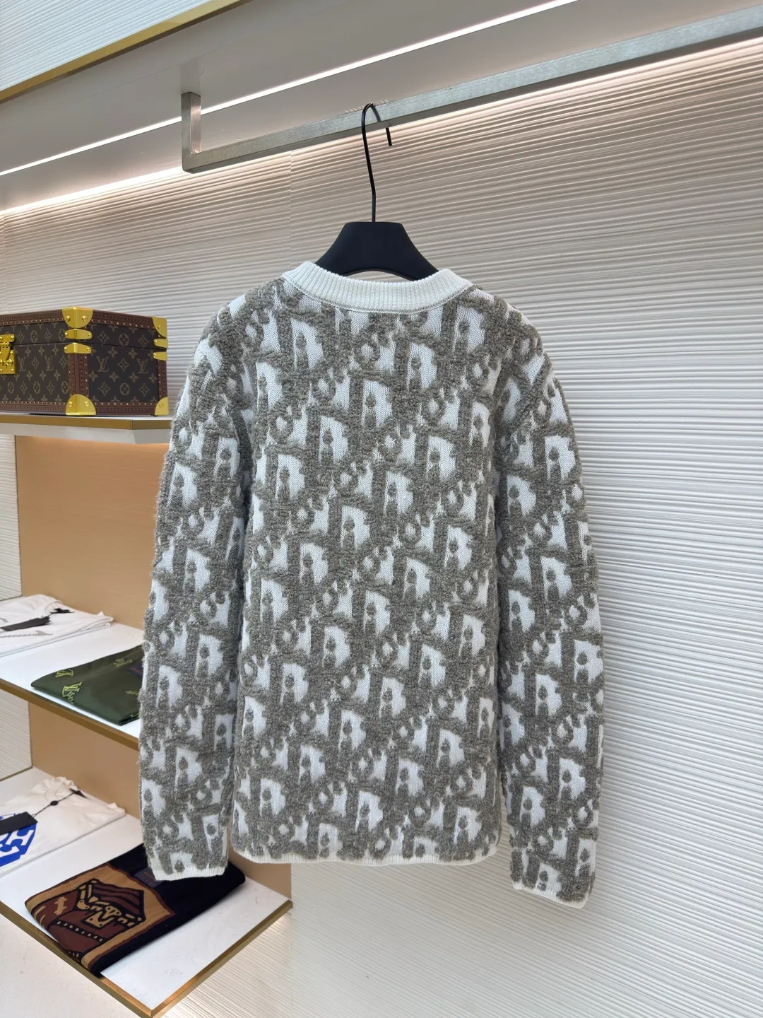Dior Oblique jacquard sweater jacket ●Original version: Purchased and developed for 20,000 ●Item number: 1680779-B65 ●Fabric: wool blended fabric ●Technology: jacquard production ●Version: Fitted version ●Weight: about 840 grams ●Size: S-M-L-XL ●Description: Custom-woven cotton mutton blend, excellent texture, comfortable and close to the skin, with the intertwined color charm of rice and coffee as the core, like a delicate impressionist painting Encounter the Dior Oblique pattern covering the body of the garment. It is delicately intertwined and dazzling. It comes from the profound cultural heritage of the Dior brand. The two-way zipper opening and closing demonstrates the smart style, weaving the poetry and warmth of autumn and winter, accompanying you to encounter every elegance. It is made of jacquard tissue imported from Germany. The arrangement and interweaving of yarns are precisely controlled. The Dior Oblique jacquard art pattern inlay is carefully interwoven on the loom to make the fabric more vivid and three-dimensional. Using towel embroidery technology, a traditional hand-made embroidery technology, embroidery is carried out by stitching by changing the hooking action of a special machine head, and the coils are interlocked one by one, thus bringing about a towel-like texture and effect, a curved thread structure. By changing the stitching method and the arrangement of yarns during the knitting process, the yarns show a curved distribution in the fabric, and the garment washing water is softened and deodorized. The clothes are deeply cleaned and deodorized through professional washing equipment and specific detergents. Improves the feel and appearance of clothing. The overall wiring is straight and delicate, the fabric is comfortable and soft, and the color is consistent without color difference. It can be matched with the same style to create a fashionable look and control various occasions. Customized accessories, complete with three standards, same style for men and women!