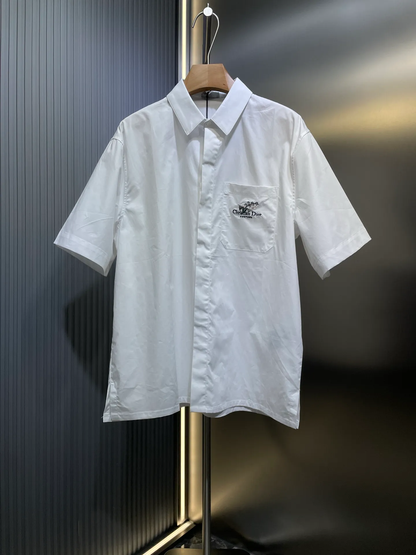 🅿️440 Dior🌟[Top original order] 2025ss embroidered lily of the valley lapel shirt short-sleeved flower. High-density silk shirt material, delicate and soft, highlighting inheritance and paying tribute to this historic year. Using imported machine embroidery technology, using advanced computer control system and precision mechanical components, high precision, smooth and delicate lines. Using side-turn embedded stitching technology, can provide high-quality stitching effect, smooth and neat, neat and tidy human body three-dimensional cutting. Same style for men and women! Size: 39 40 41 42