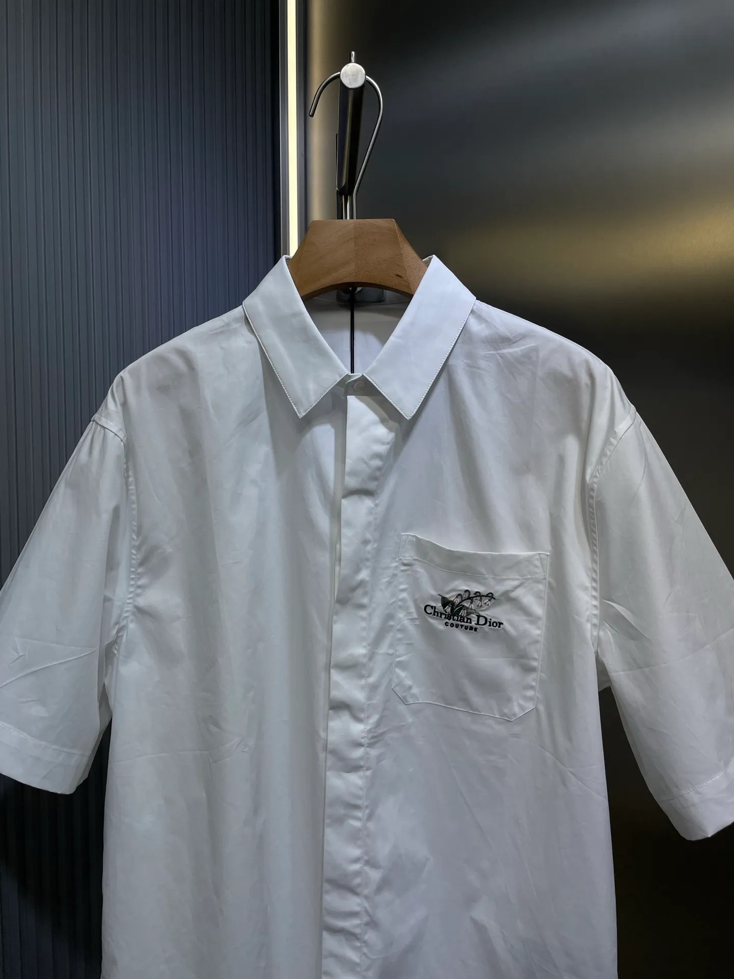 🅿️440 Dior🌟[Top original order] 2025ss embroidered lily of the valley lapel shirt short-sleeved flower. High-density silk shirt material, delicate and soft, highlighting inheritance and paying tribute to this historic year. Using imported machine embroidery technology, using advanced computer control system and precision mechanical components, high precision, smooth and delicate lines. Using side-turn embedded stitching technology, can provide high-quality stitching effect, smooth and neat, neat and tidy human body three-dimensional cutting. Same style for men and women! Size: 39 40 41 42