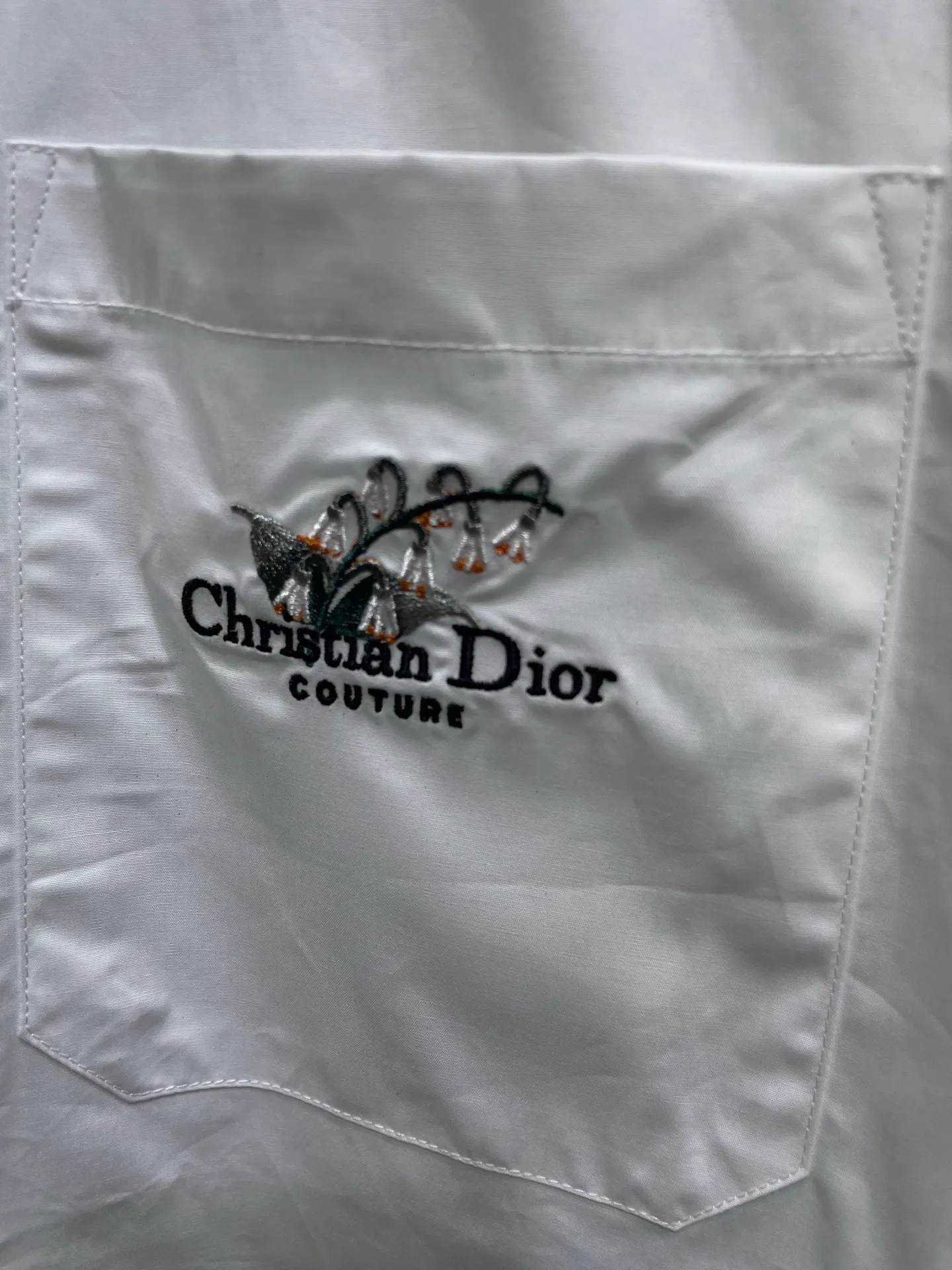 🅿️440 Dior🌟[Top original order] 2025ss embroidered lily of the valley lapel shirt short-sleeved flower. High-density silk shirt material, delicate and soft, highlighting inheritance and paying tribute to this historic year. Using imported machine embroidery technology, using advanced computer control system and precision mechanical components, high precision, smooth and delicate lines. Using side-turn embedded stitching technology, can provide high-quality stitching effect, smooth and neat, neat and tidy human body three-dimensional cutting. Same style for men and women! Size: 39 40 41 42