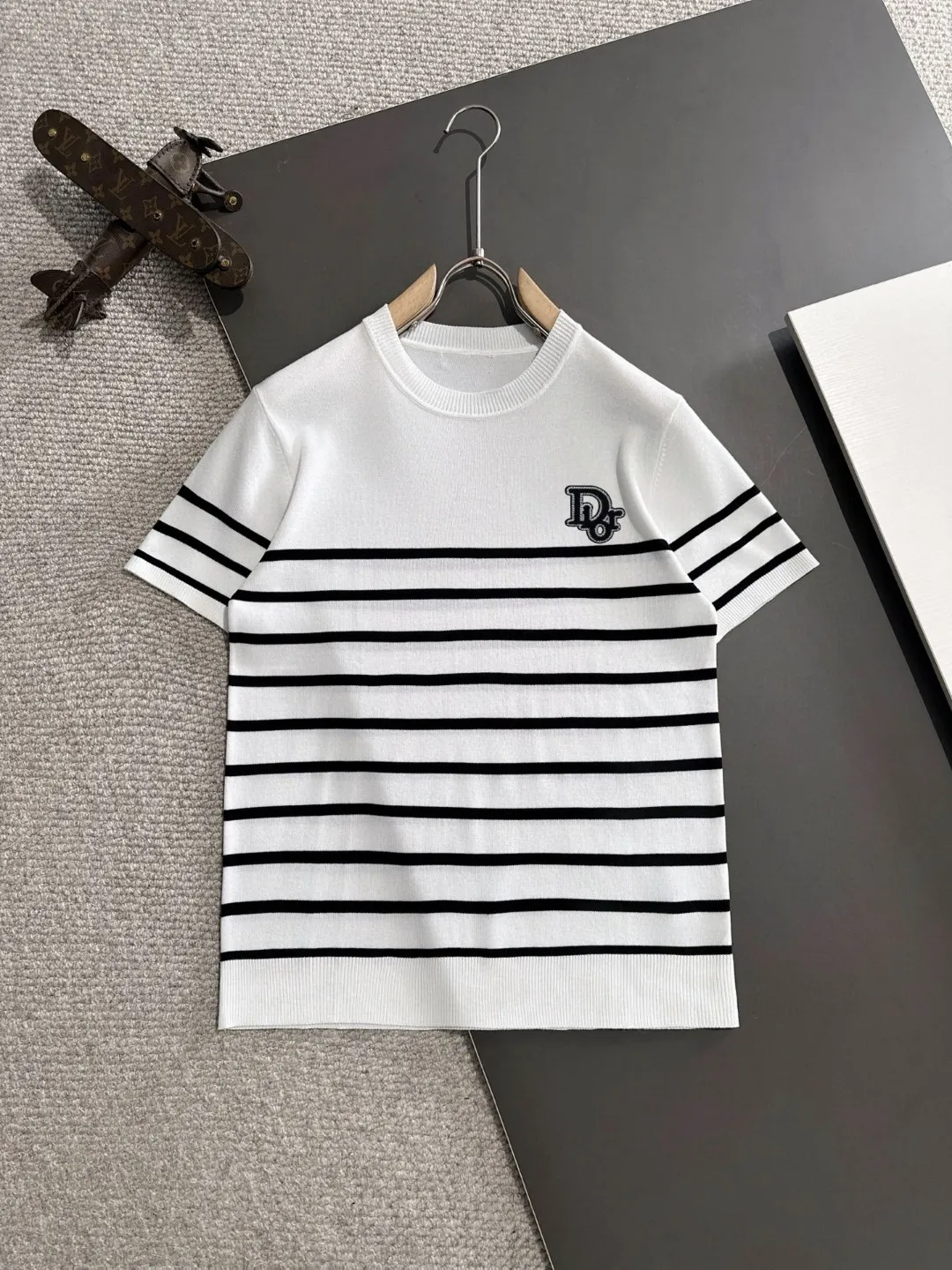 🅿️320 shipped next day, high quality Dior 2025 spring and summer new men's round neck short-sleeved T-shirt. Made of combed cotton yarn knitted cotton fabric, pure cotton high-weight special yarn, it feels heavy when weighed, and the upper body is more textured than ordinary T-shirts. This texture can cope with the weather easily, suitable for both hot and cold! The pattern on the chest adopts three-dimensional embroidery technology, and is perfectly produced stitch by stitch with reference to the original version! Loose fit design, looks noble. Size: M to XXXL