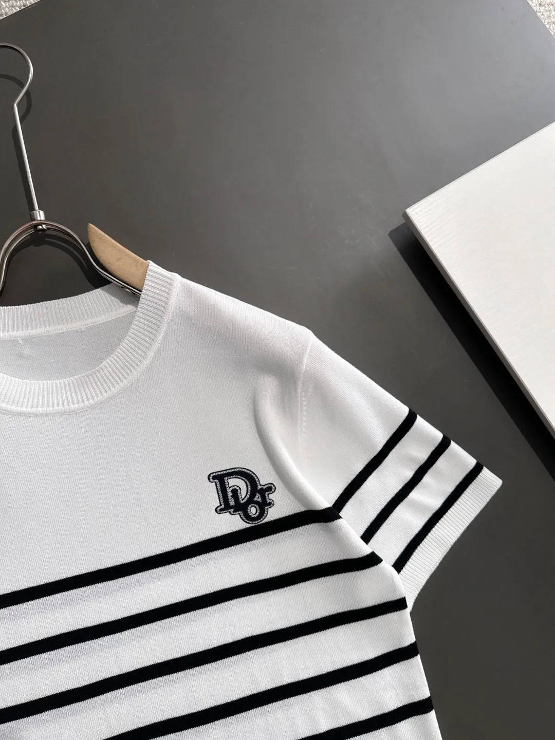 🅿️320 shipped next day, high quality Dior 2025 spring and summer new men's round neck short-sleeved T-shirt. Made of combed cotton yarn knitted cotton fabric, pure cotton high-weight special yarn, it feels heavy when weighed, and the upper body is more textured than ordinary T-shirts. This texture can cope with the weather easily, suitable for both hot and cold! The pattern on the chest adopts three-dimensional embroidery technology, and is perfectly produced stitch by stitch with reference to the original version! Loose fit design, looks noble. Size: M to XXXL