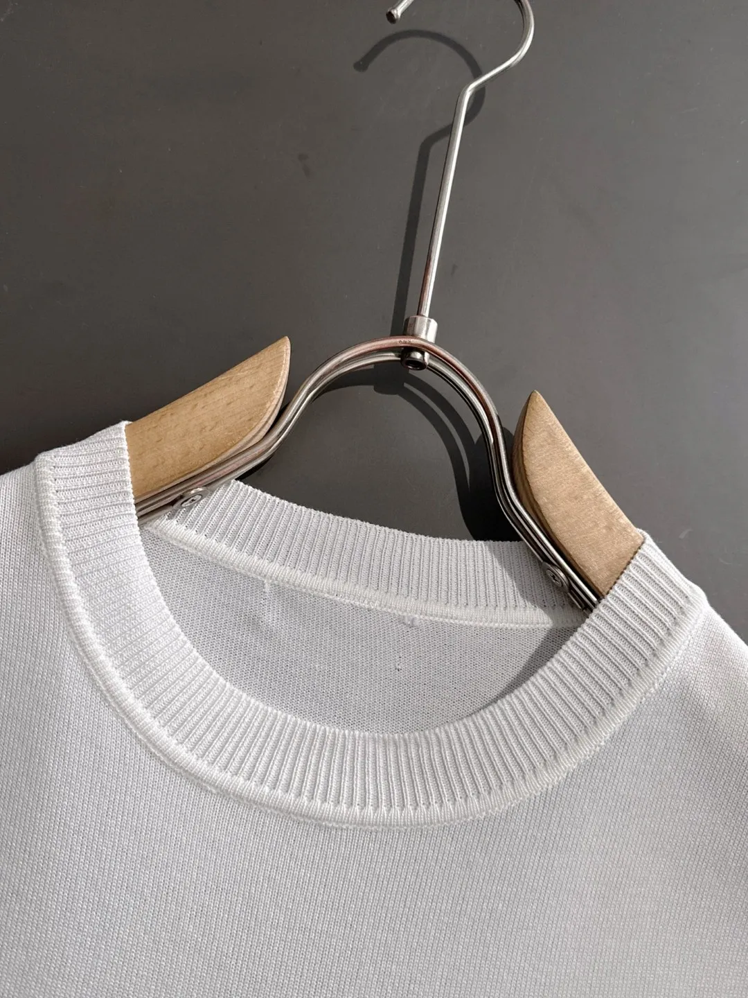 🅿️320 shipped next day, high quality Dior 2025 spring and summer new men's round neck short-sleeved T-shirt. Made of combed cotton yarn knitted cotton fabric, pure cotton high-weight special yarn, it feels heavy when weighed, and the upper body is more textured than ordinary T-shirts. This texture can cope with the weather easily, suitable for both hot and cold! The pattern on the chest adopts three-dimensional embroidery technology, and is perfectly produced stitch by stitch with reference to the original version! Loose fit design, looks noble. Size: M to XXXL