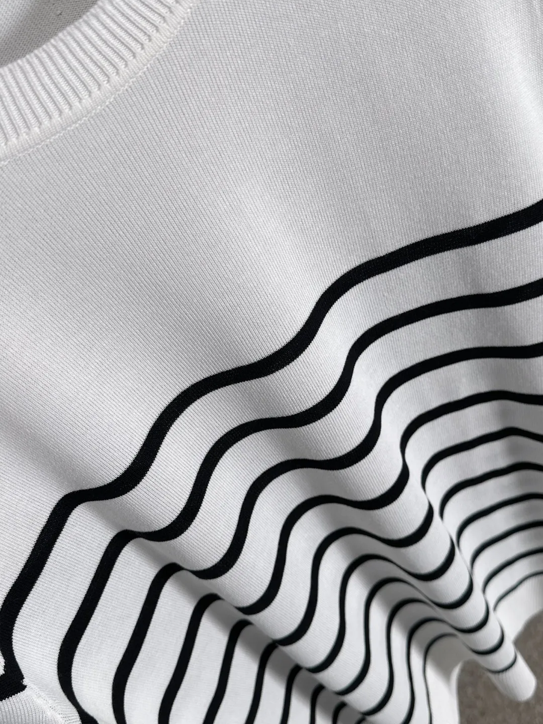 🅿️320 shipped next day, high quality Dior 2025 spring and summer new men's round neck short-sleeved T-shirt. Made of combed cotton yarn knitted cotton fabric, pure cotton high-weight special yarn, it feels heavy when weighed, and the upper body is more textured than ordinary T-shirts. This texture can cope with the weather easily, suitable for both hot and cold! The pattern on the chest adopts three-dimensional embroidery technology, and is perfectly produced stitch by stitch with reference to the original version! Loose fit design, looks noble. Size: M to XXXL