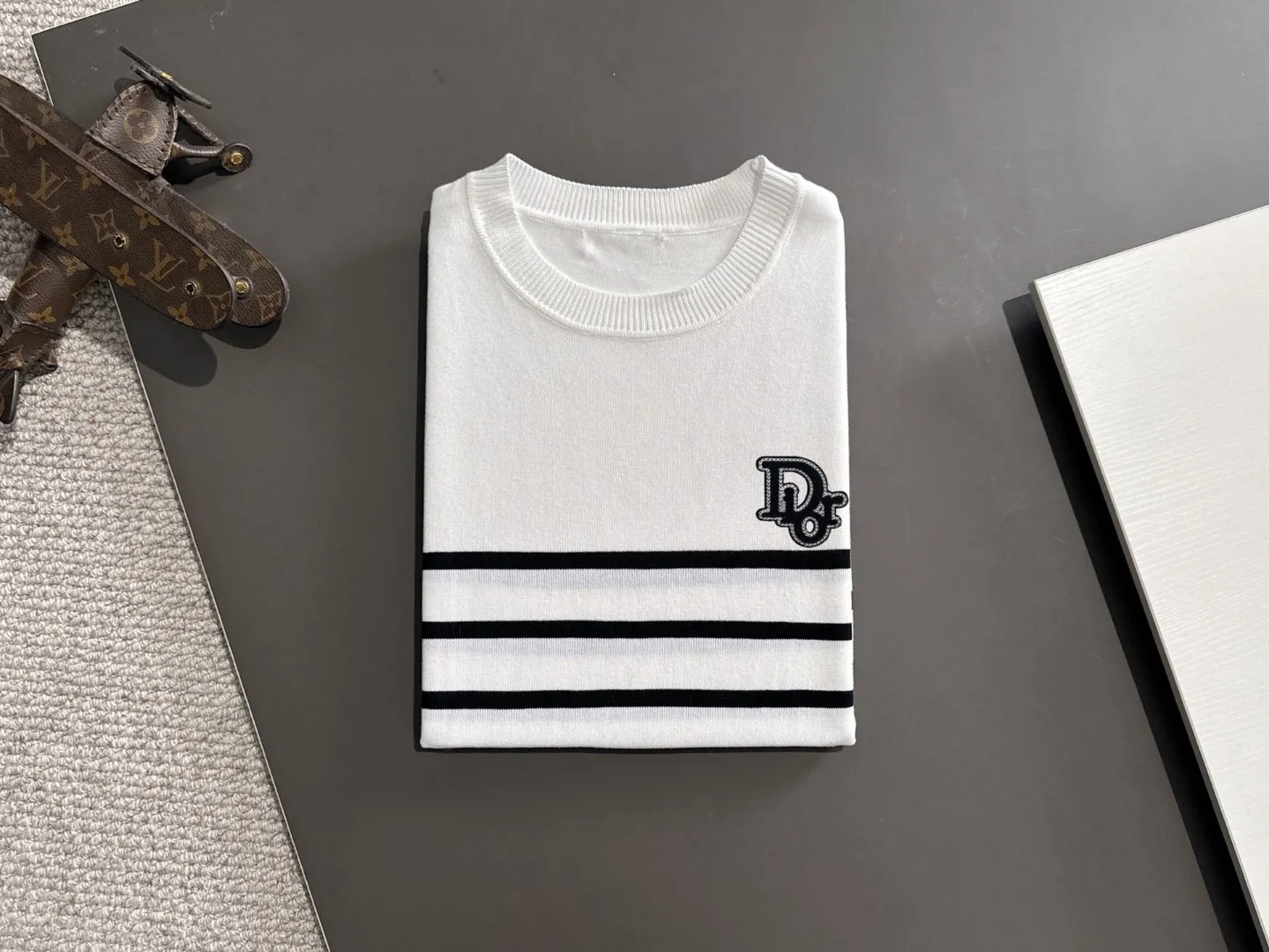 🅿️320 shipped next day, high quality Dior 2025 spring and summer new men's round neck short-sleeved T-shirt. Made of combed cotton yarn knitted cotton fabric, pure cotton high-weight special yarn, it feels heavy when weighed, and the upper body is more textured than ordinary T-shirts. This texture can cope with the weather easily, suitable for both hot and cold! The pattern on the chest adopts three-dimensional embroidery technology, and is perfectly produced stitch by stitch with reference to the original version! Loose fit design, looks noble. Size: M to XXXL