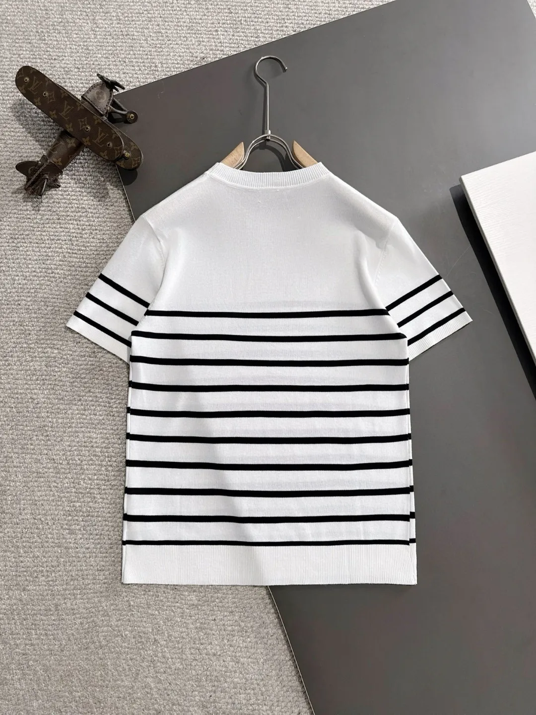 🅿️320 shipped next day, high quality Dior 2025 spring and summer new men's round neck short-sleeved T-shirt. Made of combed cotton yarn knitted cotton fabric, pure cotton high-weight special yarn, it feels heavy when weighed, and the upper body is more textured than ordinary T-shirts. This texture can cope with the weather easily, suitable for both hot and cold! The pattern on the chest adopts three-dimensional embroidery technology, and is perfectly produced stitch by stitch with reference to the original version! Loose fit design, looks noble. Size: M to XXXL