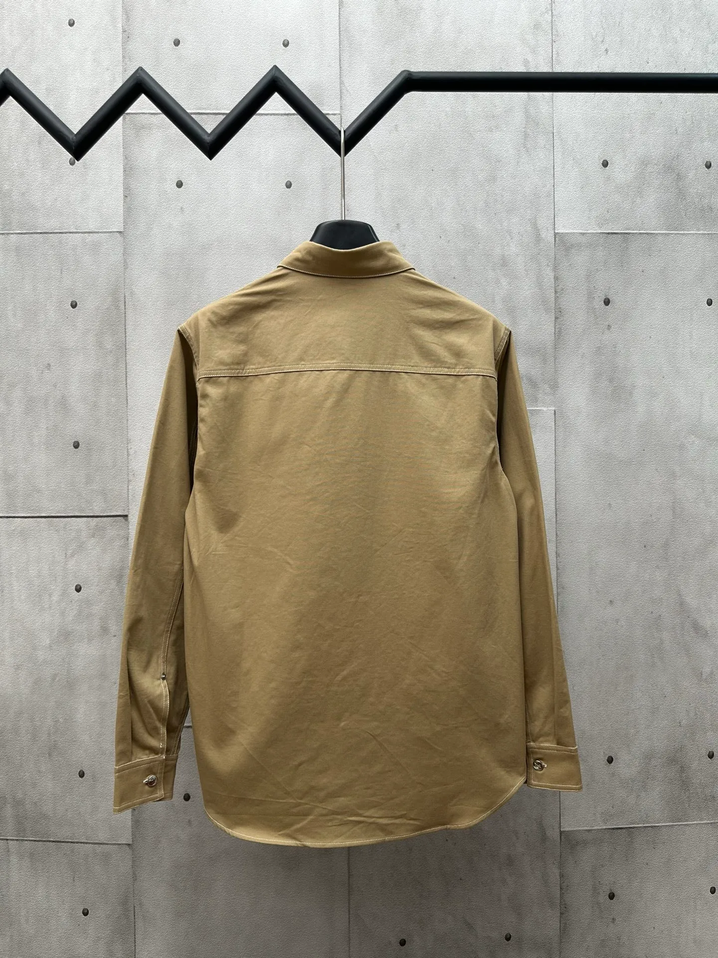 🅿️440 DIOR Dior 25ss new shirt is a new product of the 2025 autumn men's wear series, from the DIOR AND LEWIS HAMILTON limited series. Crafted from blue cotton, it features a patch pocket on the chest, one of which features a tonal co-branded embroidery that reinterprets the Dior logo in a graphic style. Pair with shorts from the limited collection for a refined look. Size: 38 39 40 41