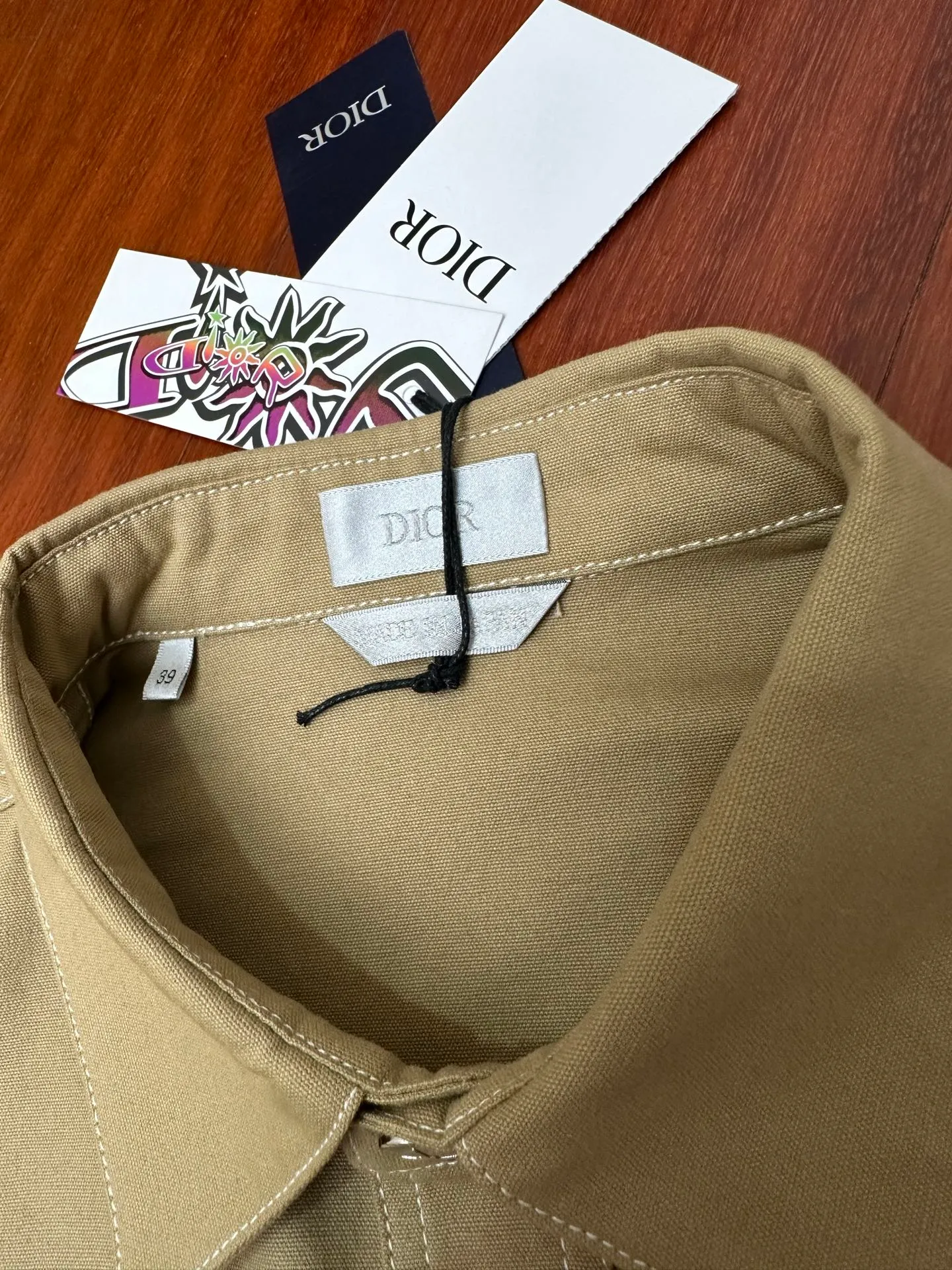 🅿️440 DIOR Dior 25ss new shirt is a new product of the 2025 autumn men's wear series, from the DIOR AND LEWIS HAMILTON limited series. Crafted from blue cotton, it features a patch pocket on the chest, one of which features a tonal co-branded embroidery that reinterprets the Dior logo in a graphic style. Pair with shorts from the limited collection for a refined look. Size: 38 39 40 41