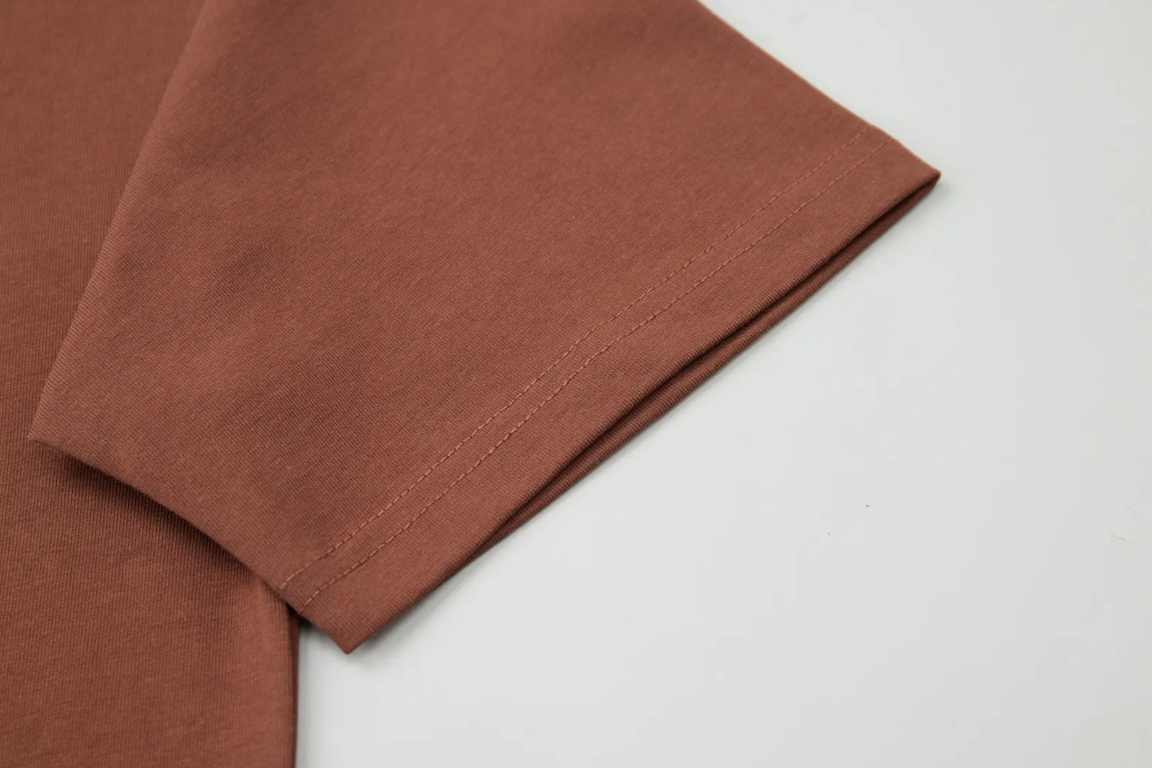 🅿️210 ✨DIO✨🆕25SS early spring new color letter direct spray short sleeves light luxury essential item for daily commuting for men and women correct version welcome to compare detailed features · 260g 100% pure cotton double yarn jersey fabric · Custom dyed in the same cylinder, special thickening 32 double-strand 1X1 threads · Imported digital Kangli direct spray printing · Double-needle cross-stitching technology + V-shaped neckline · Original main mark, washed tag, branded moisture-proof paper packaging Color: black/brown/white Size: S/M/L/XL