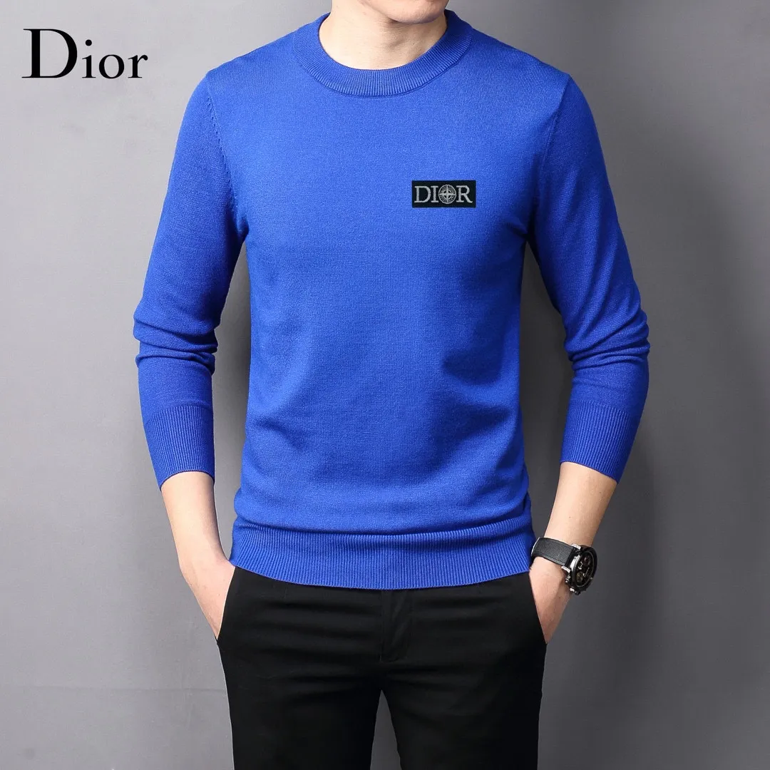 🅿️240 【DIOR】Autumn and winter classic round neck pullover sweater, in full condition! ! ! Wool blended fabric, the latest model in 2025, golden ratio! ! Slim-fitting soft gold, versatile and practical item, the combination and practicality are extremely powerful, simple and elegant, and classy! To create your own style, it is highly recommended to buy it in two colors. The standard slim fit tailoring process is suitable for both young and old men. It is knitted from wool and will not cause any discomfort! While keeping warm, it is stylish, textured and wearable, and the classic logo with contrasting colors on the chest feels in place! ! Recommended for regular customers! ! Size M-3XL (maximum wear: 190 pounds)