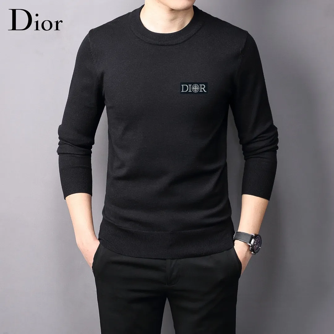 🅿️240 【DIOR】Autumn and winter classic round neck pullover sweater, in full condition! ! ! Wool blended fabric, the latest model in 2025, golden ratio! ! Slim-fitting soft gold, versatile and practical item, the combination and practicality are extremely powerful, simple and elegant, and classy! To create your own style, it is highly recommended to buy it in two colors. The standard slim fit tailoring process is suitable for both young and old men. It is knitted from wool and will not cause any discomfort! While keeping warm, it is stylish, textured and wearable, and the classic logo with contrasting colors on the chest feels in place! ! Recommended for regular customers! ! Size M-3XL (maximum wear: 190 pounds)