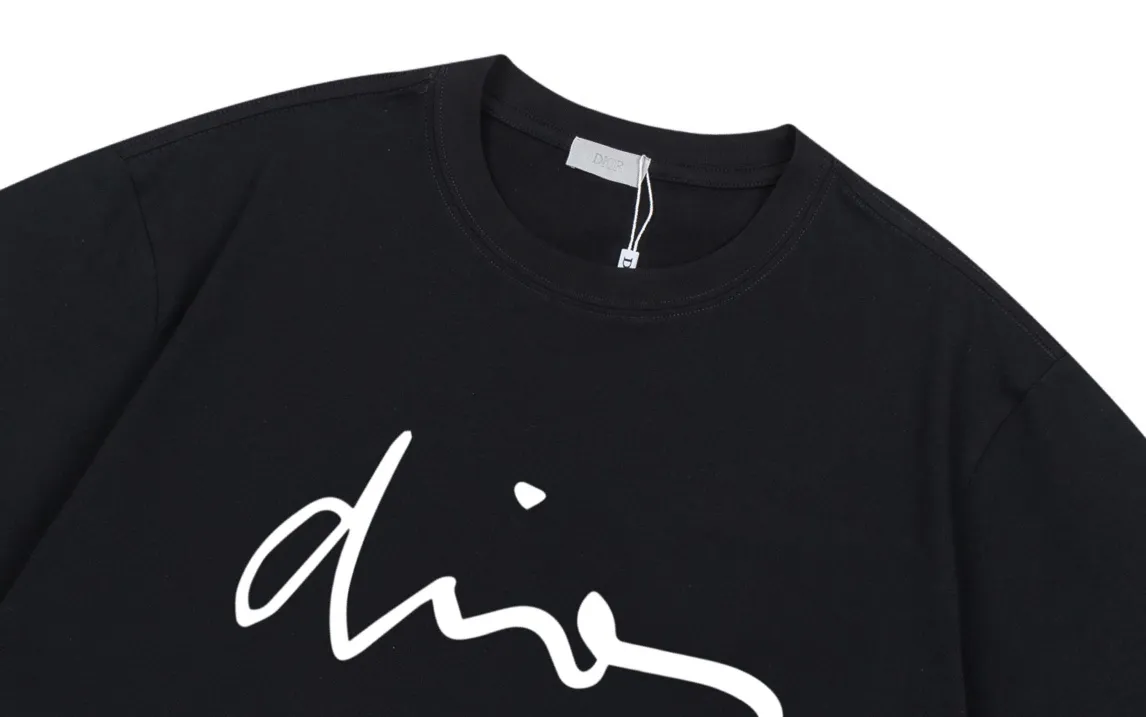 🅿️170 DIOR Dior 2025 new style artistic letter logo, same style for men and women, short-sleeved T-shirt ·Customized 300g 100% double yarn pure cotton fabric ·Dyeing 32 counts double strand thread ·Collar label, hangtag, main mark and three labels complete Color: Black Size: XS S M L
