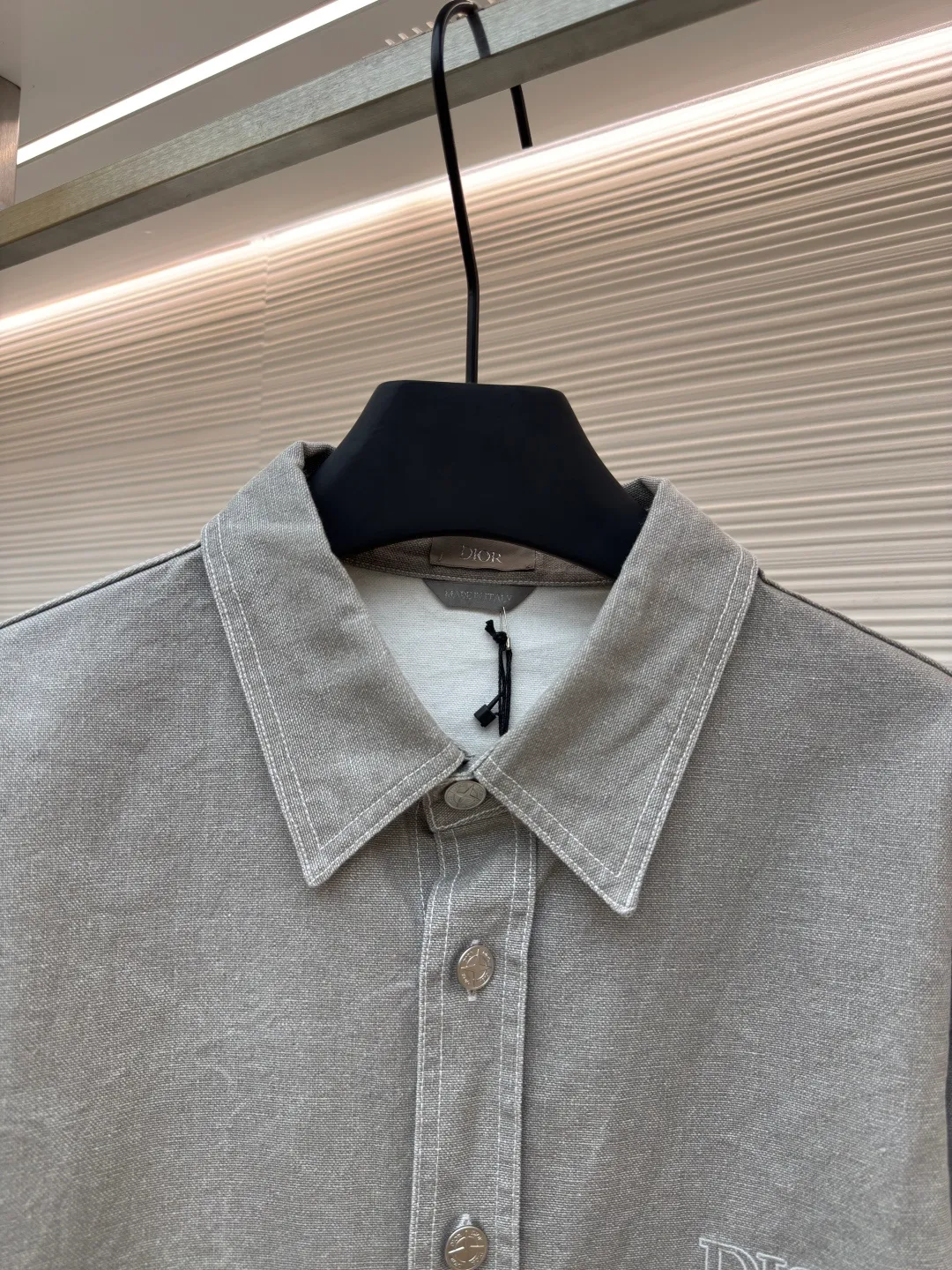 Dior martin embroidered shirt ●Original version: purchased and developed for 15500 ●Item number: 1680699-B50 ●Fabric: Martin fabric ●Technology: embroidery production ●Version: fitted version ●Weight: about 570 grams ●Size: 38-39-40-41 ●Description: It is made of 16s*16s pure cotton martin fabric, and the scraping coating process is carried out by piece of cloth. It adopts stone mill fermentation washing process. It is washed and faded in the tank for 3 hours to achieve the Y version color effect. The front panel is embroidered with Tajima embroidery machine imported from Japan. The nylon material is made of matte lines. The cloth surface is padded with hydrosol film for three-dimensional flat embroidery. The mold is made to customize the four-pointed star I-shaped buckle made of aluminum alloy. The matching fabric composition woven label + matching set of wash marks. The overall wiring is straight and delicate, the fabric is comfortable and soft, and the color is consistent without color difference. It can be matched with the same style to create a fashionable look and control various occasions. Customized accessories, complete with three standards, same style for men and women!