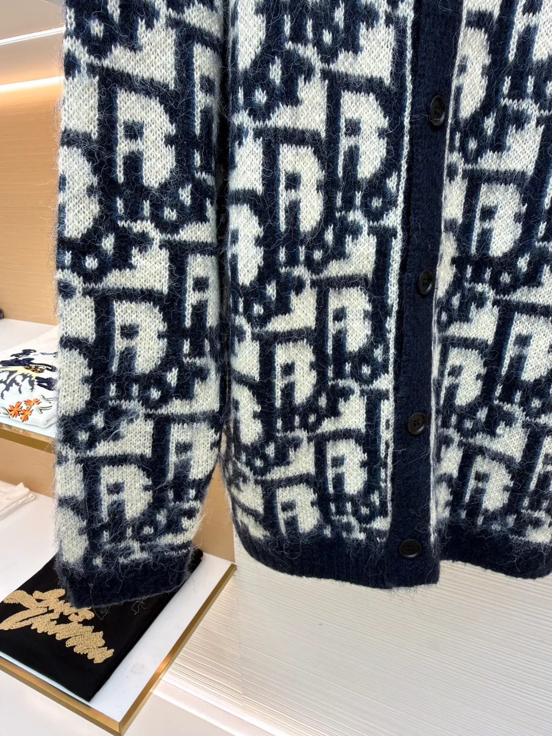 Dior mohair knitted cardigan ●Original version: Purchased and developed at 17989 ●Item number: 1681345-B60 ●Fabric: mohair fabric ●Technology: Knitted production ●Color: black and white ●Type: Fitted version ●Weight: about 705 grams ●Size: S-M-L-XL ●Description: This cardigan is made of mohair blended fabric, which is soft to the touch and has a fluffy texture. The brand's classic letter jacquard is displayed all over the body, which is realized through two-color knitting technology. The pattern texture is clear and three-dimensional, and the colors are distinct. The round neck design is processed by ribbing edge processing, and the neckline is stiff and not easy to deform; the placket is equipped with retro metal buttons, the color is old and echoes the overall style. The ribs on the cuffs and hem are made of high-elastic knitting technology to ensure good fit and resilience. The overall cut is a loose fit, and the splicing of the body uses seamless weaving technology to avoid exposed threads and improve wearing comfort. From jacquard craftsmanship to detail processing, every step reflects the exquisite control of luxury knitwear. It is a fusion of the brand's classic elements and high-end knitting craftsmanship. The overall wiring is straight and delicate, the fabric is comfortable and soft, and the color is consistent without color difference. It can be matched with the same style to create a fashionable look and control various occasions. Customized accessories, complete with three standards, same style for men and women!