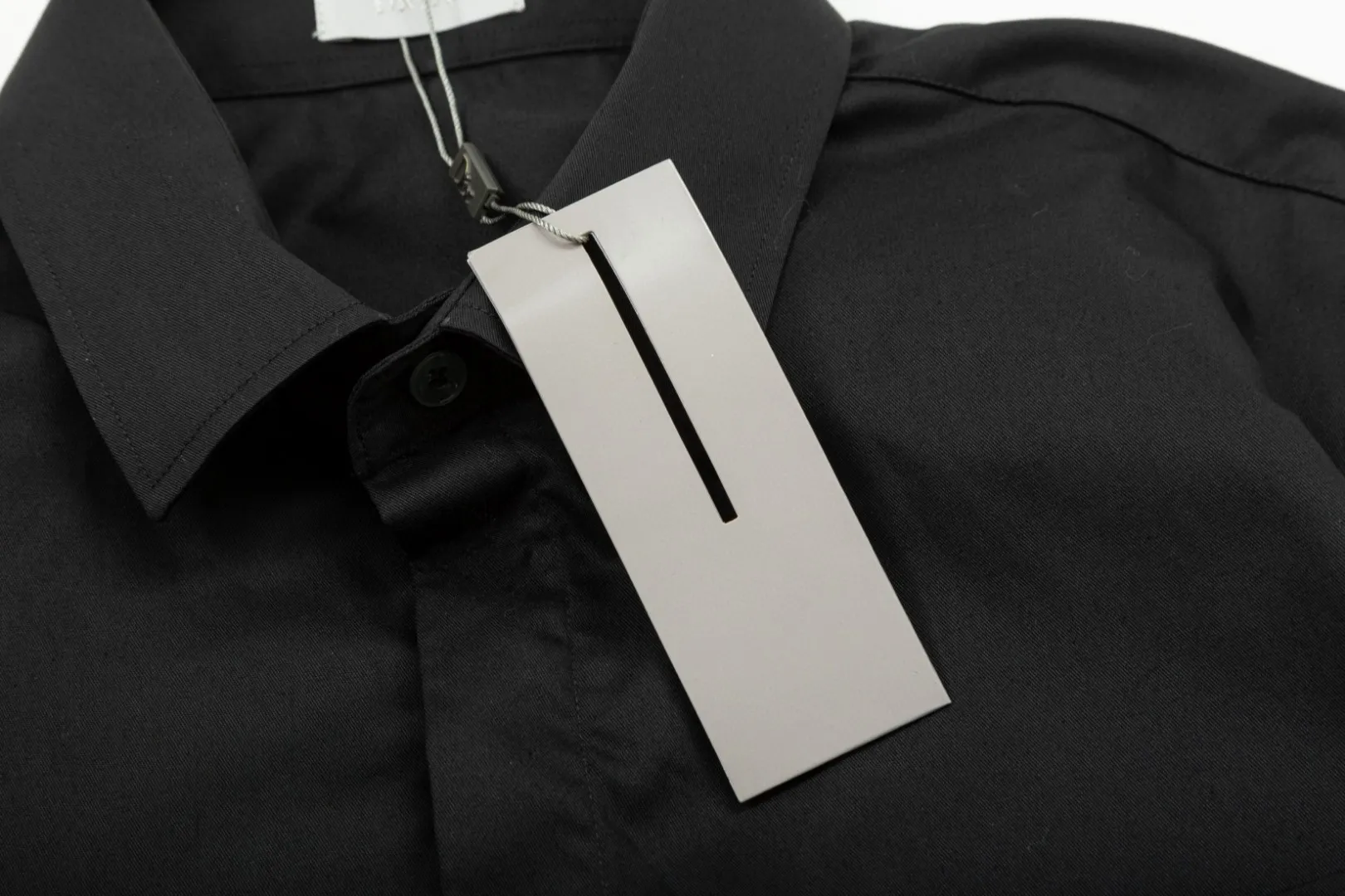 🅿️286 DIOR 🔥The most popular style is coming. Simple and versatile pocket letter logo slogan embroidered long-sleeved shirt. 2024ss official website new long-sleeved shirt, exquisite embroidered logo. High-end version, in-store customized fabric. Highly breathable and comfortable, exquisitely crafted, with impeccable detail processing. ✅Customized logo engraved buttons, complete with three labels. Brand element design concept reflects high quality. It feels delicate and soft! It presents a casual cut and the upper body shape is great! 🐉Code number: M-XXL