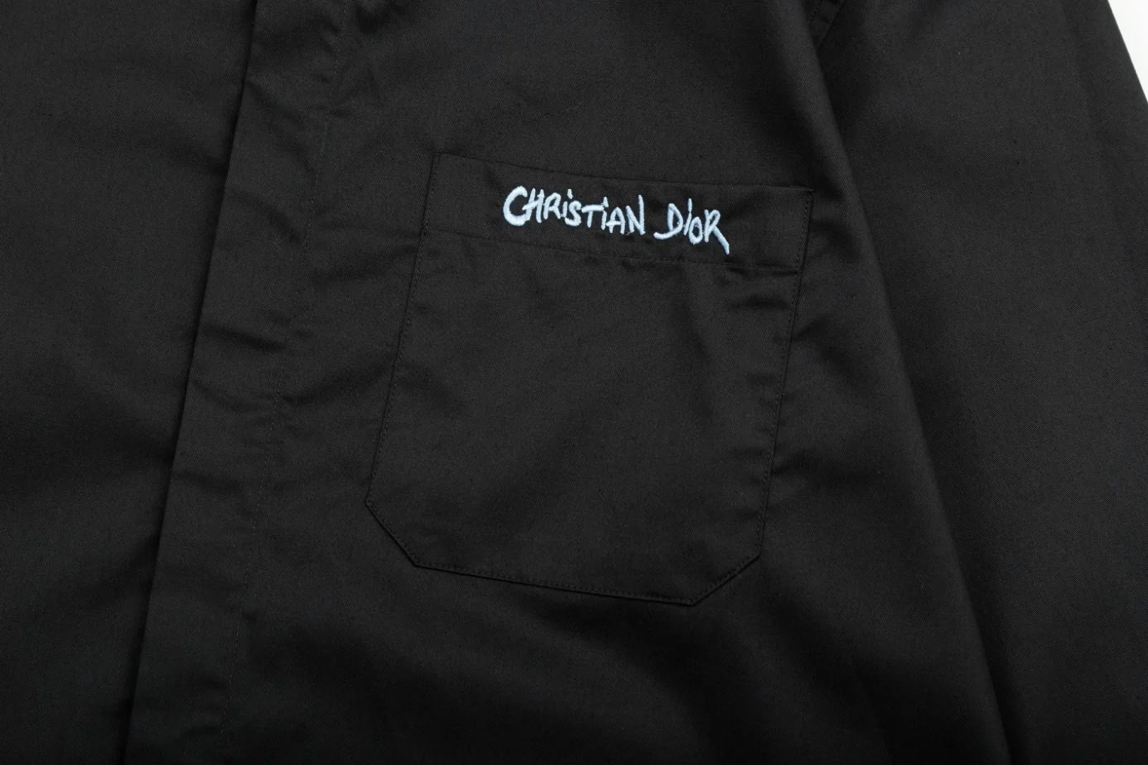 🅿️286 DIOR 🔥The most popular style is coming. Simple and versatile pocket letter logo slogan embroidered long-sleeved shirt. 2024ss official website new long-sleeved shirt, exquisite embroidered logo. High-end version, in-store customized fabric. Highly breathable and comfortable, exquisitely crafted, with impeccable detail processing. ✅Customized logo engraved buttons, complete with three labels. Brand element design concept reflects high quality. It feels delicate and soft! It presents a casual cut and the upper body shape is great! 🐉Code number: M-XXL