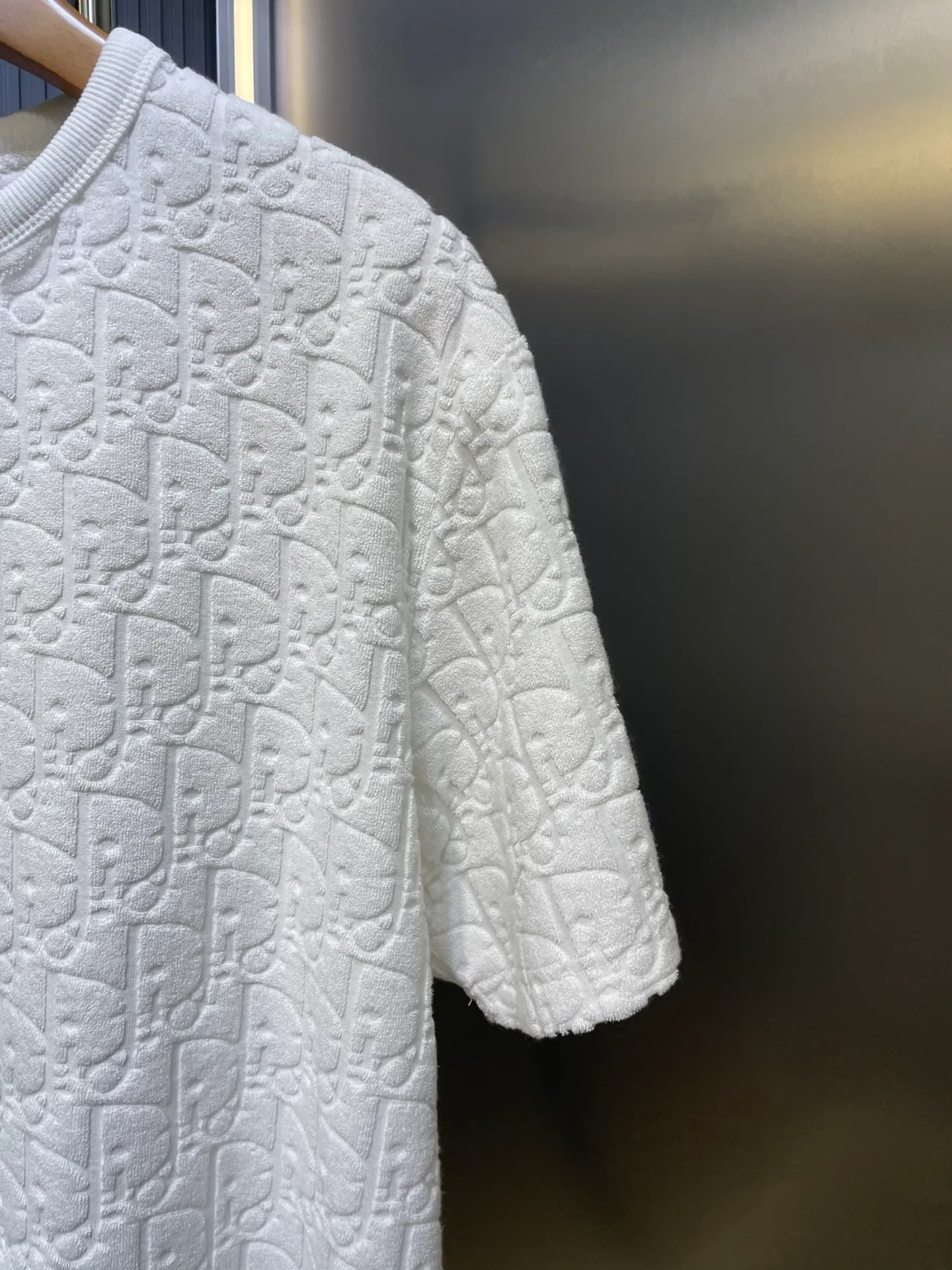 🅿️280 dior🌟【Top replica】All-over printed terry short sleeves Process description: Custom-woven and dyed pure cotton 100% jacquard material oblique presbyopic pattern fabric Weight 300g Positioning pattern Positioning tailoring Every piece is in the same position Jacquard cotton towel material Dark pattern Heavy feel The overall wiring is straight and delicate, the fabric is comfortable and soft, the color is consistent and no color difference It can be matched with the same style to create a fashionable look, and can be used in various occasions. Customized accessories, complete with three standards, same style for men and women! size：s-xl