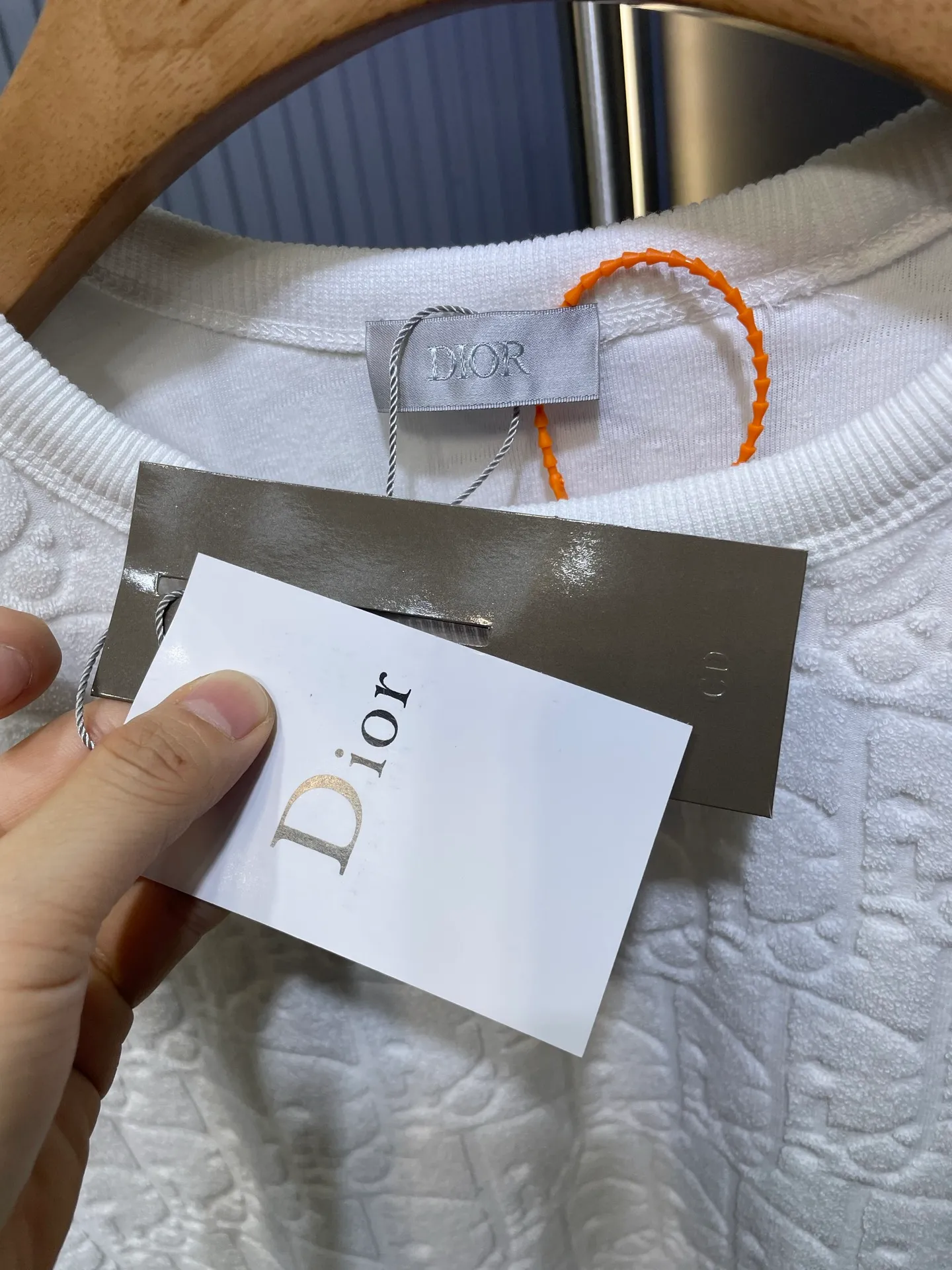 🅿️280 dior🌟【Top replica】All-over printed terry short sleeves Process description: Custom-woven and dyed pure cotton 100% jacquard material oblique presbyopic pattern fabric Weight 300g Positioning pattern Positioning tailoring Every piece is in the same position Jacquard cotton towel material Dark pattern Heavy feel The overall wiring is straight and delicate, the fabric is comfortable and soft, the color is consistent and no color difference It can be matched with the same style to create a fashionable look, and can be used in various occasions. Customized accessories, complete with three standards, same style for men and women! size：s-xl