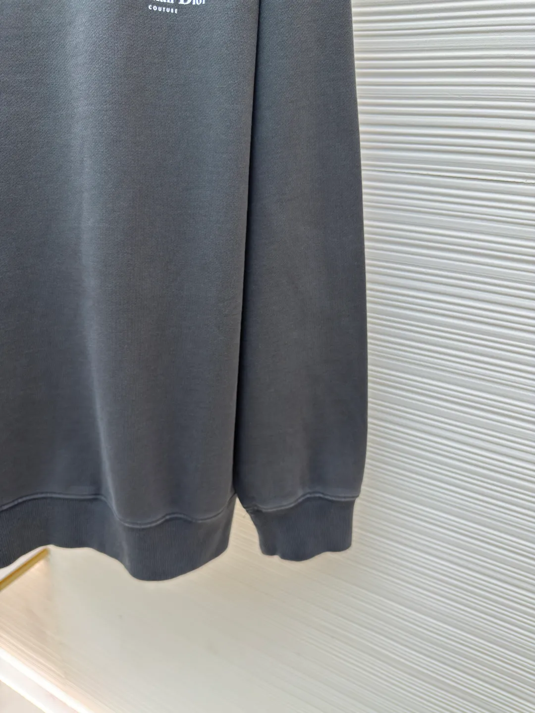 Dior Heritage Portrait Printed Sweatshirt ●Original version: Purchased and developed for 12500 ●Item No.: 1680719-A50 ●Material: double-strand cotton velvet feel fabric ●Technology: printing production ●Version: fitted version ●Weight: about 690 grams ●Size: S-M-L-XL ●Description: Custom-dyed dark and elegant double-strand cotton velvet feel fabric with excellent texture, comfortable and skin-friendly, laid out in deep, advanced gray tones The chest is embellished with Christian Dior Couture prints. The simple posture shows unique charm and complements the text "Intriguing is Your Dior" on the back. A portrait pattern with a retro style of the 1980s comes into view. The picture of the character peeking out from between the stripes is very visually impactful. With the unique publicity and uninhibitedness of that era, it becomes the focus of everyone's attention. Glue printing is used. The chest printing is modified by the film screen three times. The glue liquid paint is used to print the pattern on the fabric. The fabric is baked to fix the printed pattern. Printing using digital direct injection technology, analyzing the original typesetting by machine, converting pattern information into digital signals, spraying dye directly onto the surface of the fabric to achieve high-resolution printing effects, clear details, natural colors, and the fabrics have been washed, with better hand feel and texture, not easy to deform, not easy to shrink, not easy to fade, and maintain long-term beauty. The overall wiring is straight and delicate, the fabric is comfortable and soft, and the color is consistent without color difference. It can be matched with the same style to create a fashionable look and control various occasions. Customized accessories, complete with three standards, same style for men and women!