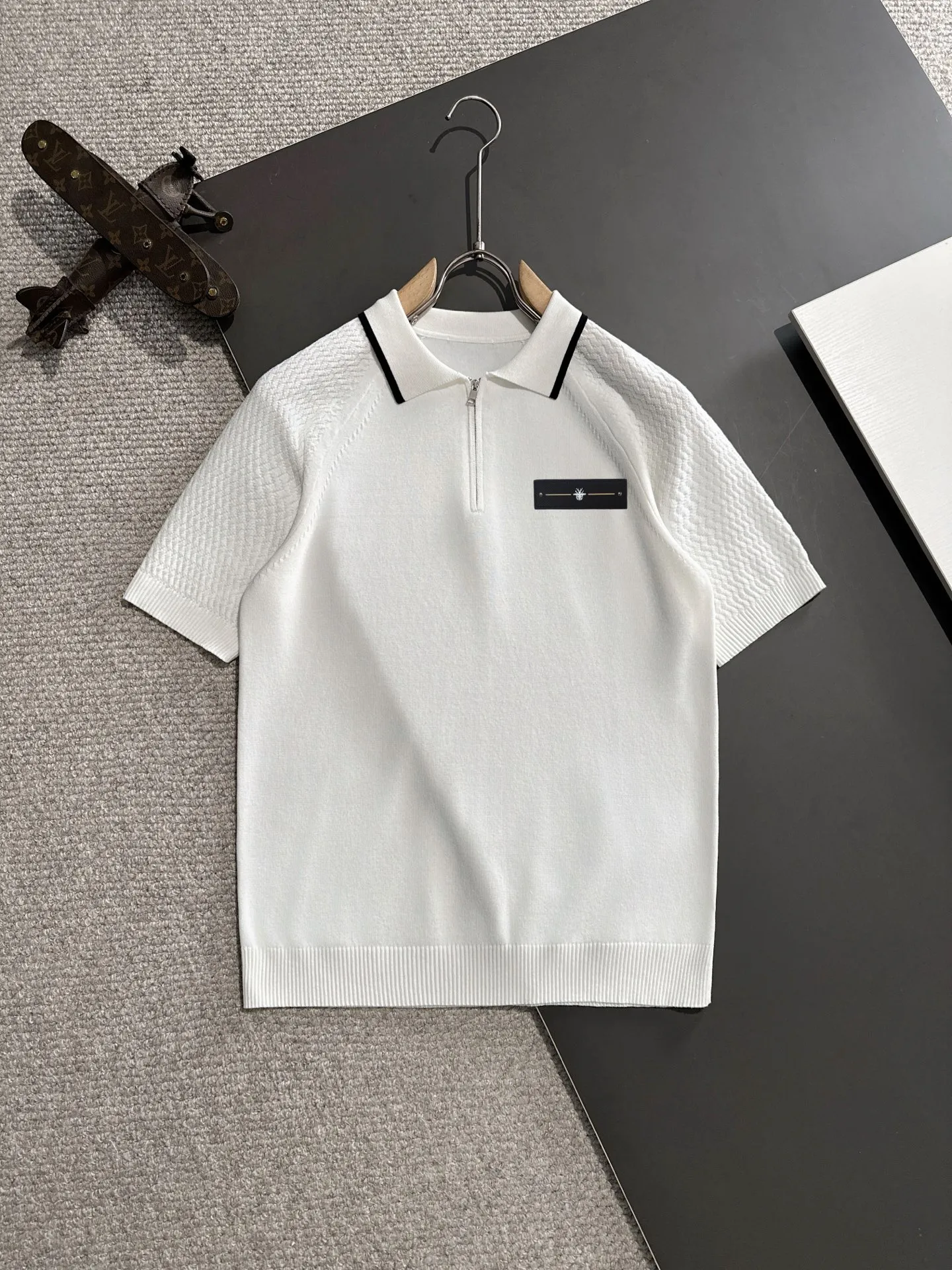 🅿️320 shipped next day. High quality Dior 2025 spring and summer new men's lapel short-sleeved T-shirt. Made of combed cotton yarn knitted cotton fabric. Pure cotton high-weight special yarn. It feels full when weighed. The upper body is also more textured than ordinary T-shirts. This texture can cope with the weather easily and is suitable for both hot and cold! The pattern on the chest adopts three-dimensional embroidery technology, and is perfectly produced stitch by stitch with reference to the original version! Loose fit design, looks noble. Size: M to XXXL